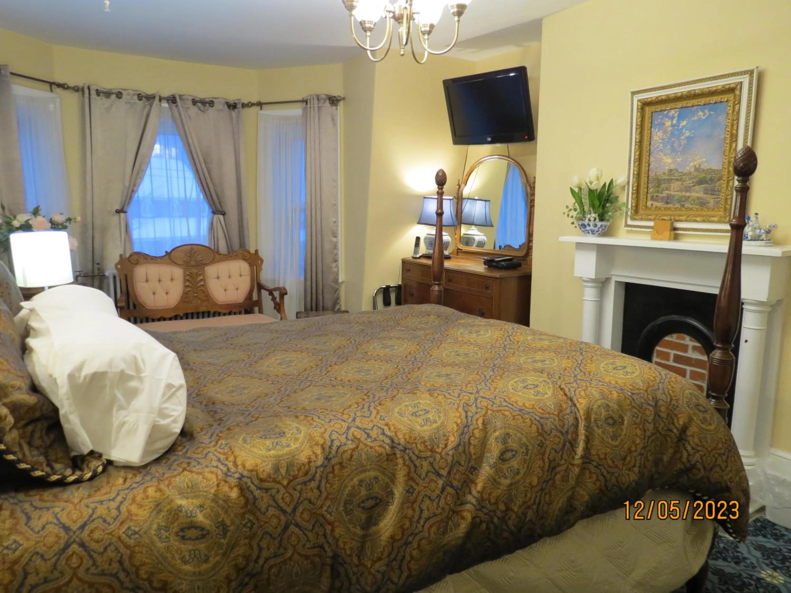 Bed in The Roses Heritage Inn