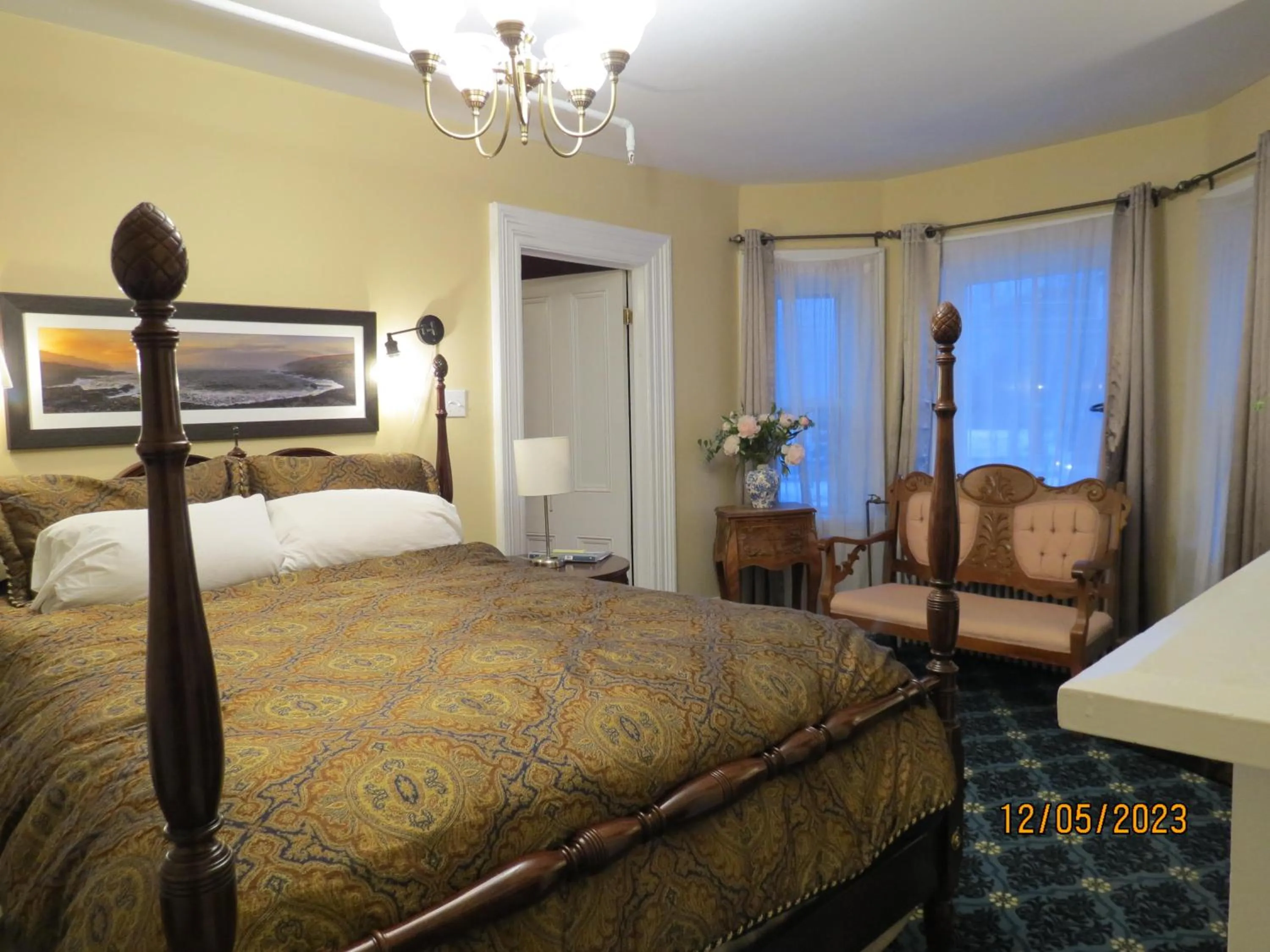 Bed in The Roses Heritage Inn