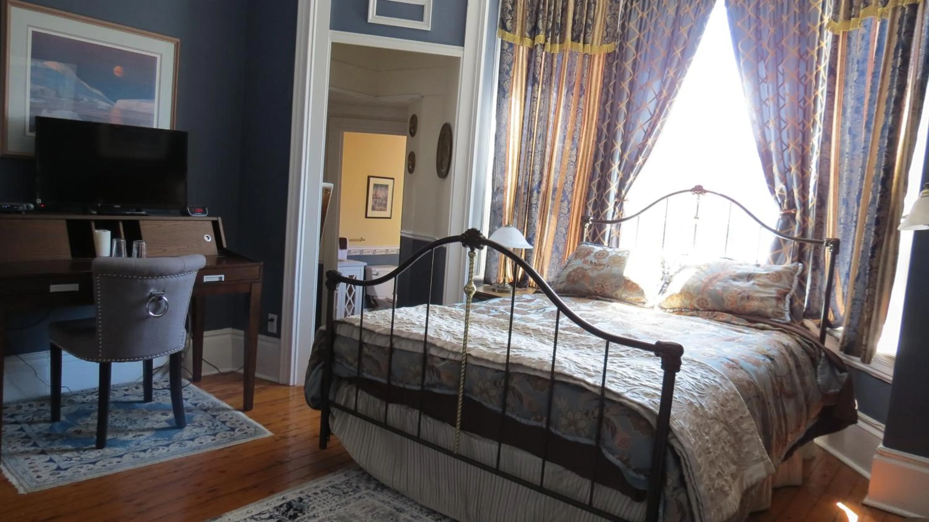 Bed in The Roses Heritage Inn