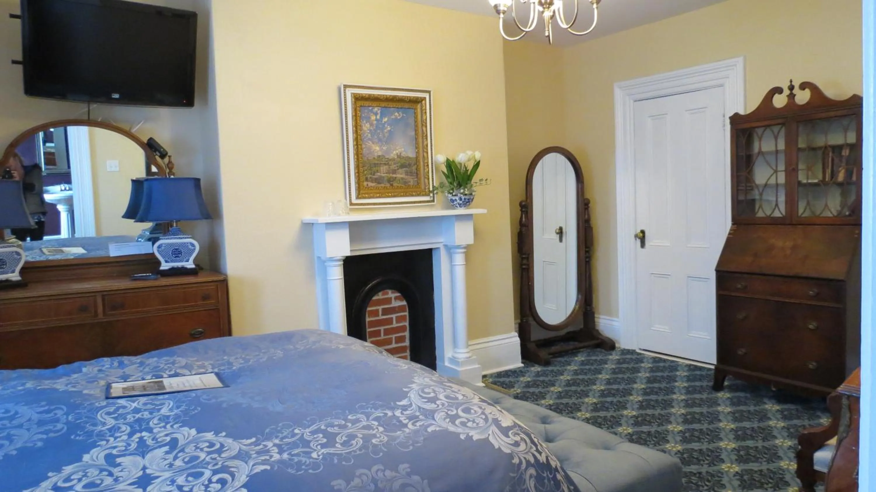 Bed in The Roses Heritage Inn