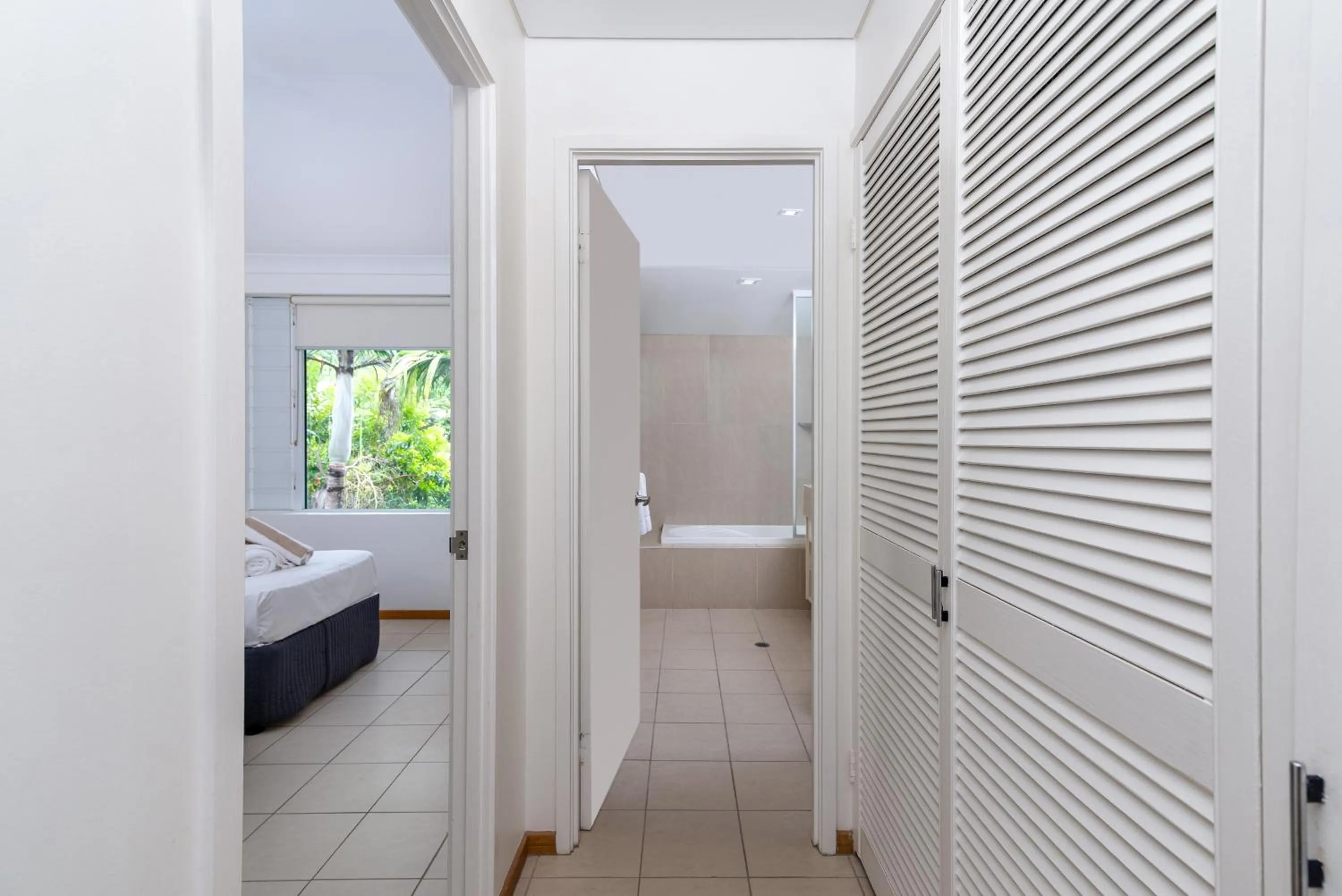 Bathroom, Bed in Verandahs Boutique Apartments