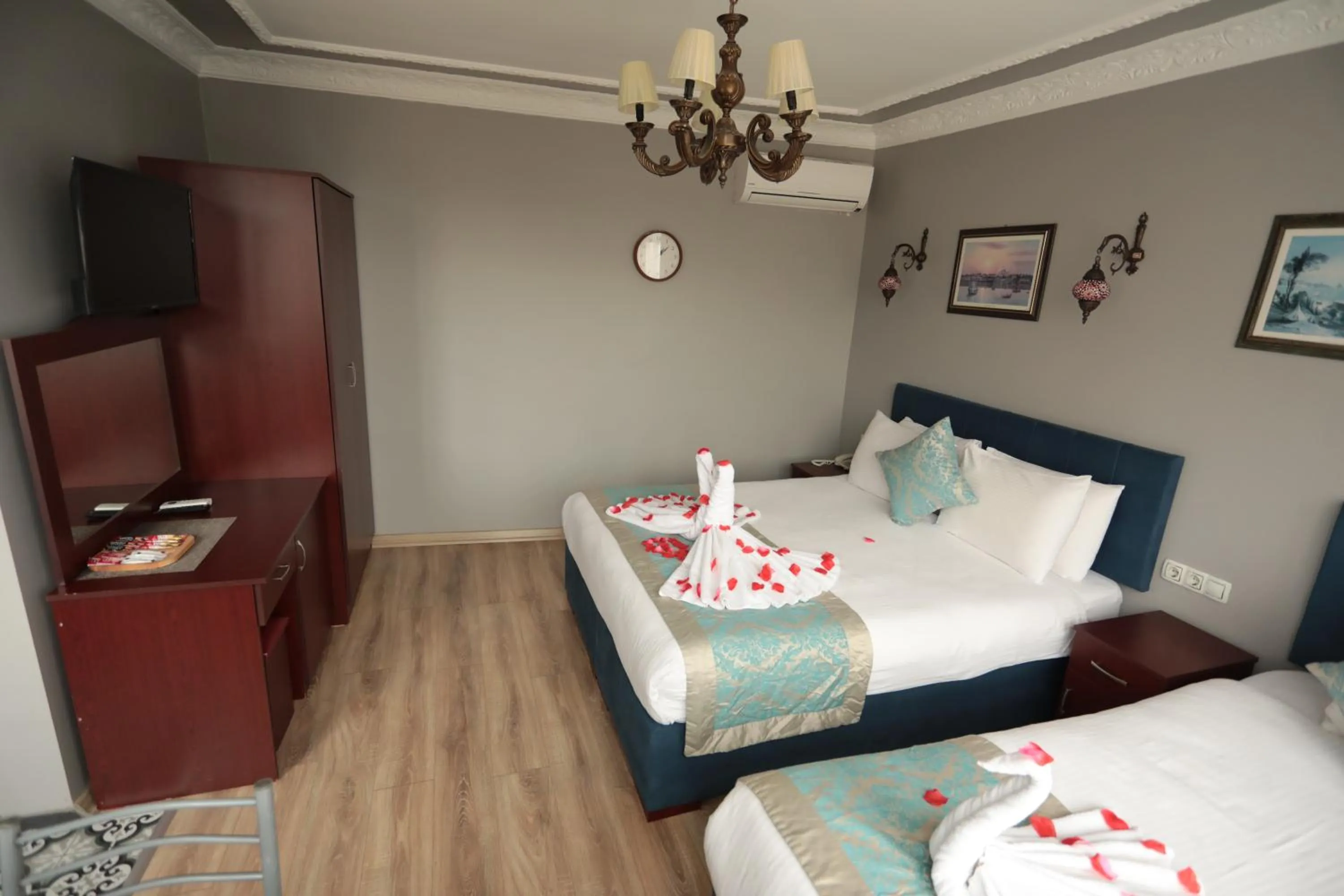 Photo of the whole room, Bed in White Pearl Apart Hotel