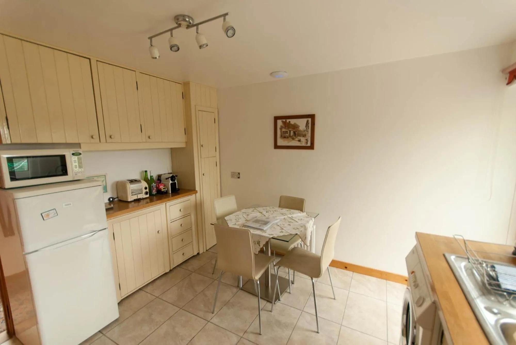 Kitchen or kitchenette in Greyfield Farm Cottages