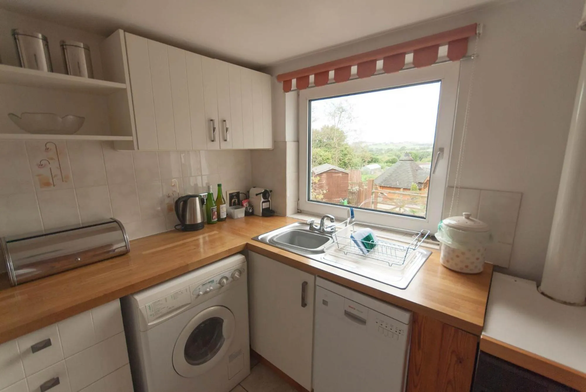 Kitchen or kitchenette in Greyfield Farm Cottages
