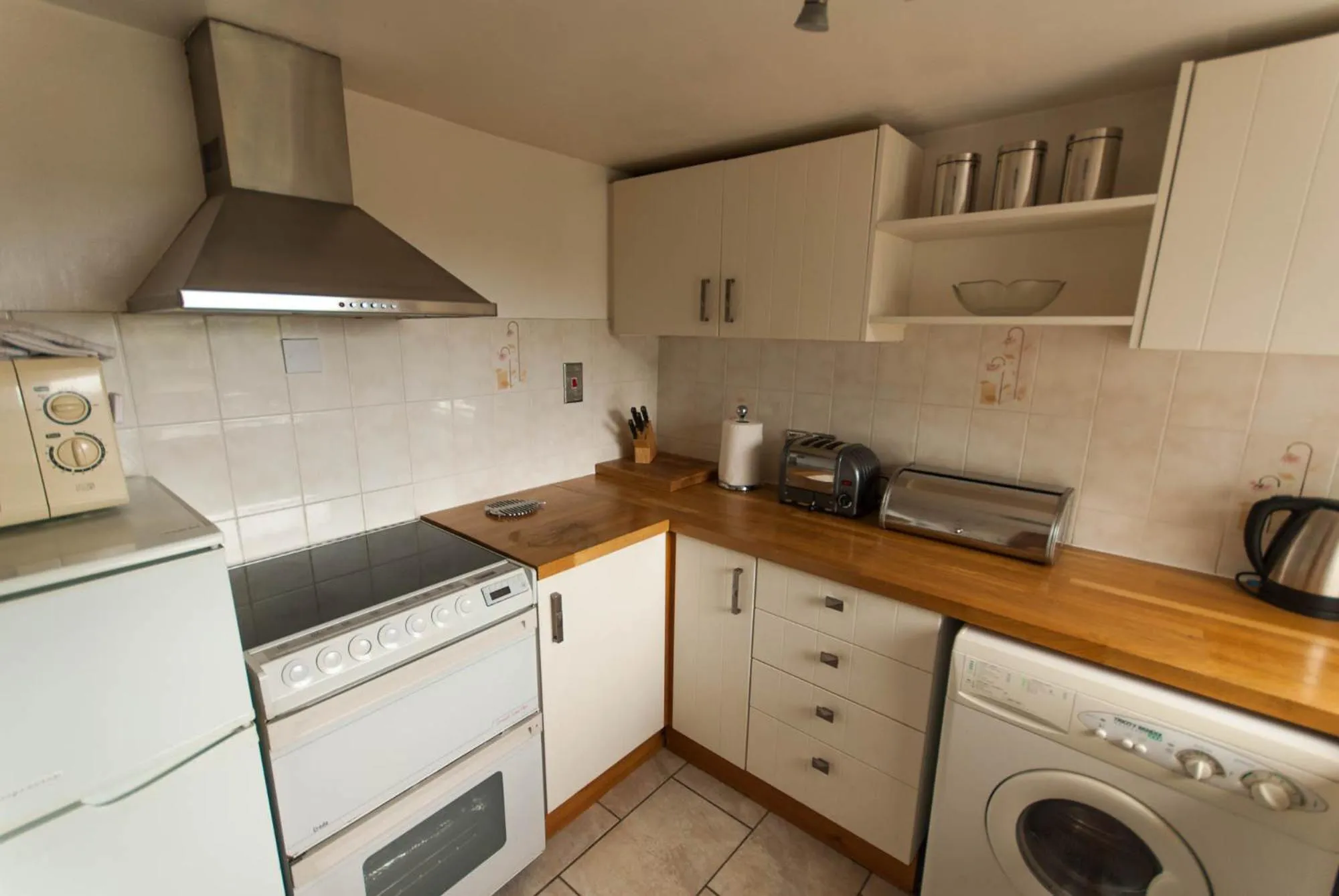 Kitchen or kitchenette in Greyfield Farm Cottages