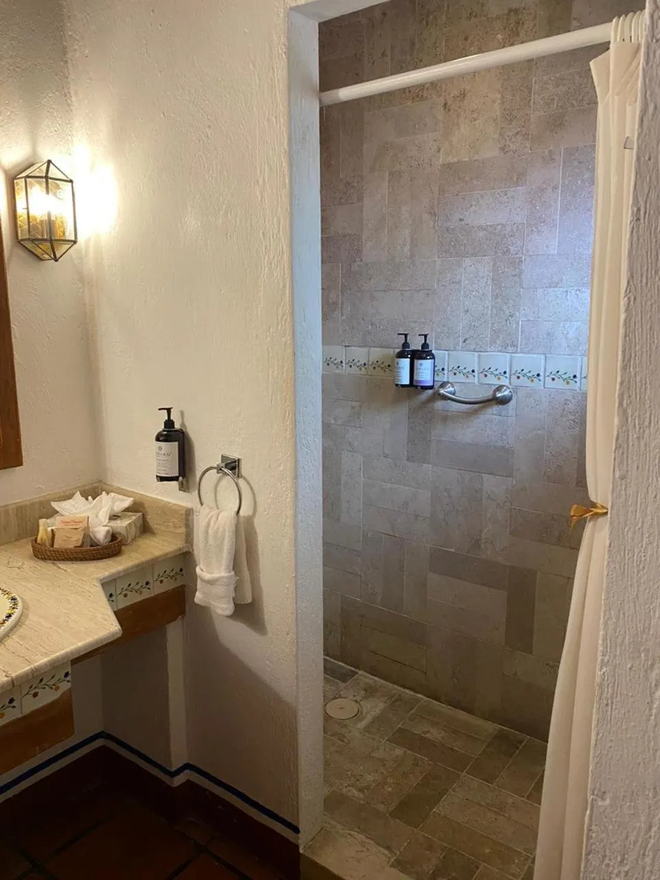 Shower in Tapalpa Country Club Hotel