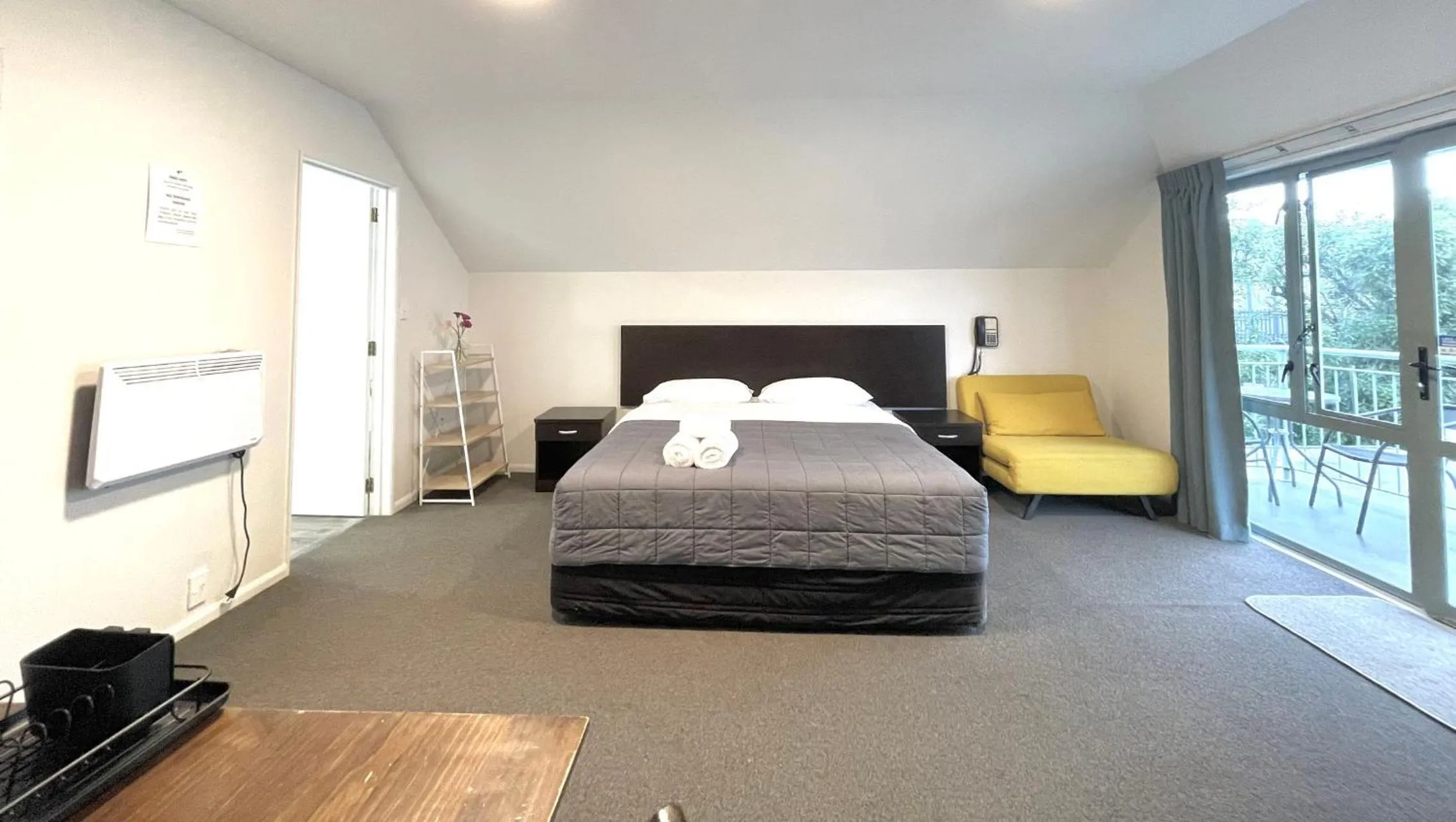 Bed in Alcala Motor Lodge