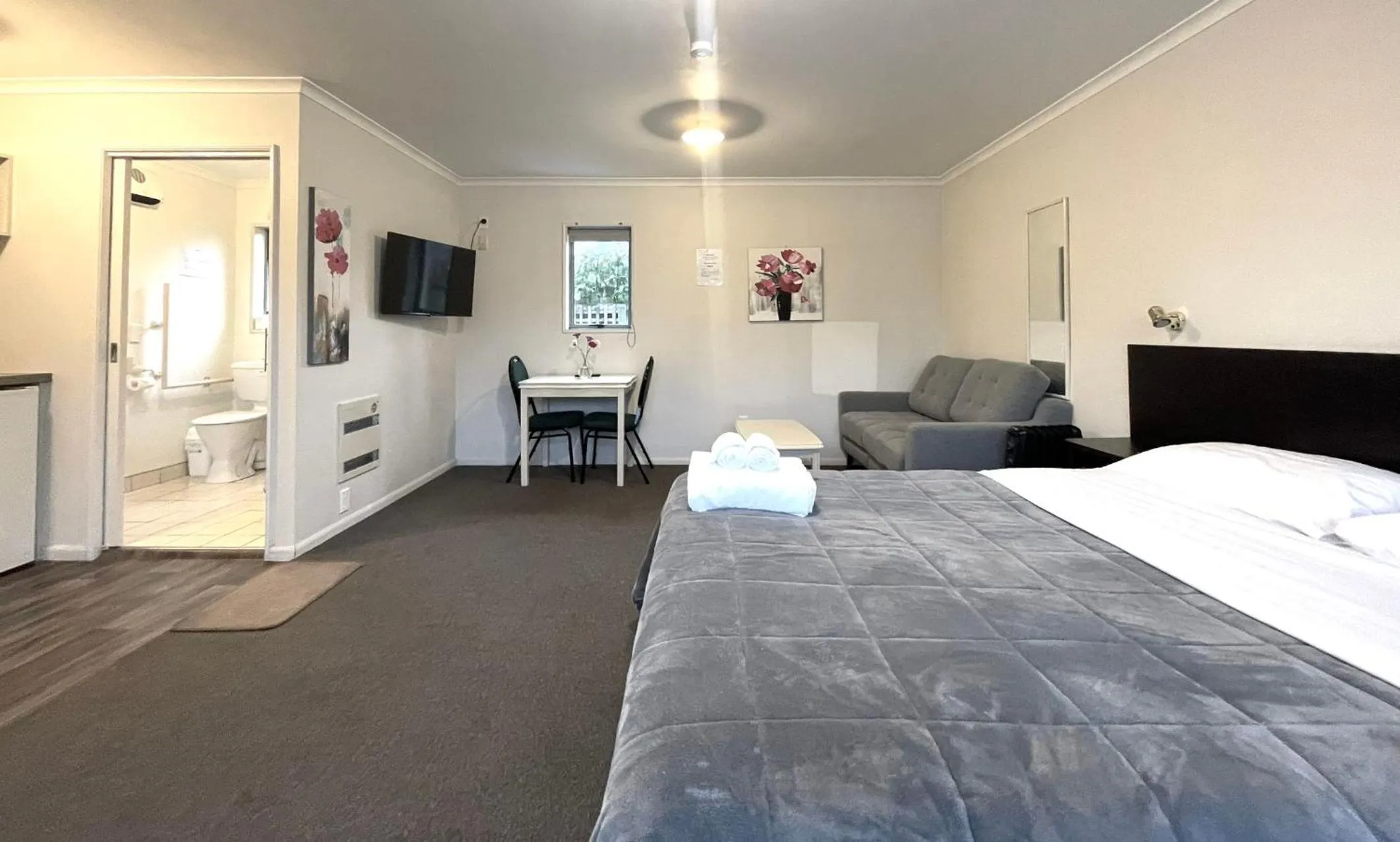 Bed in Alcala Motor Lodge