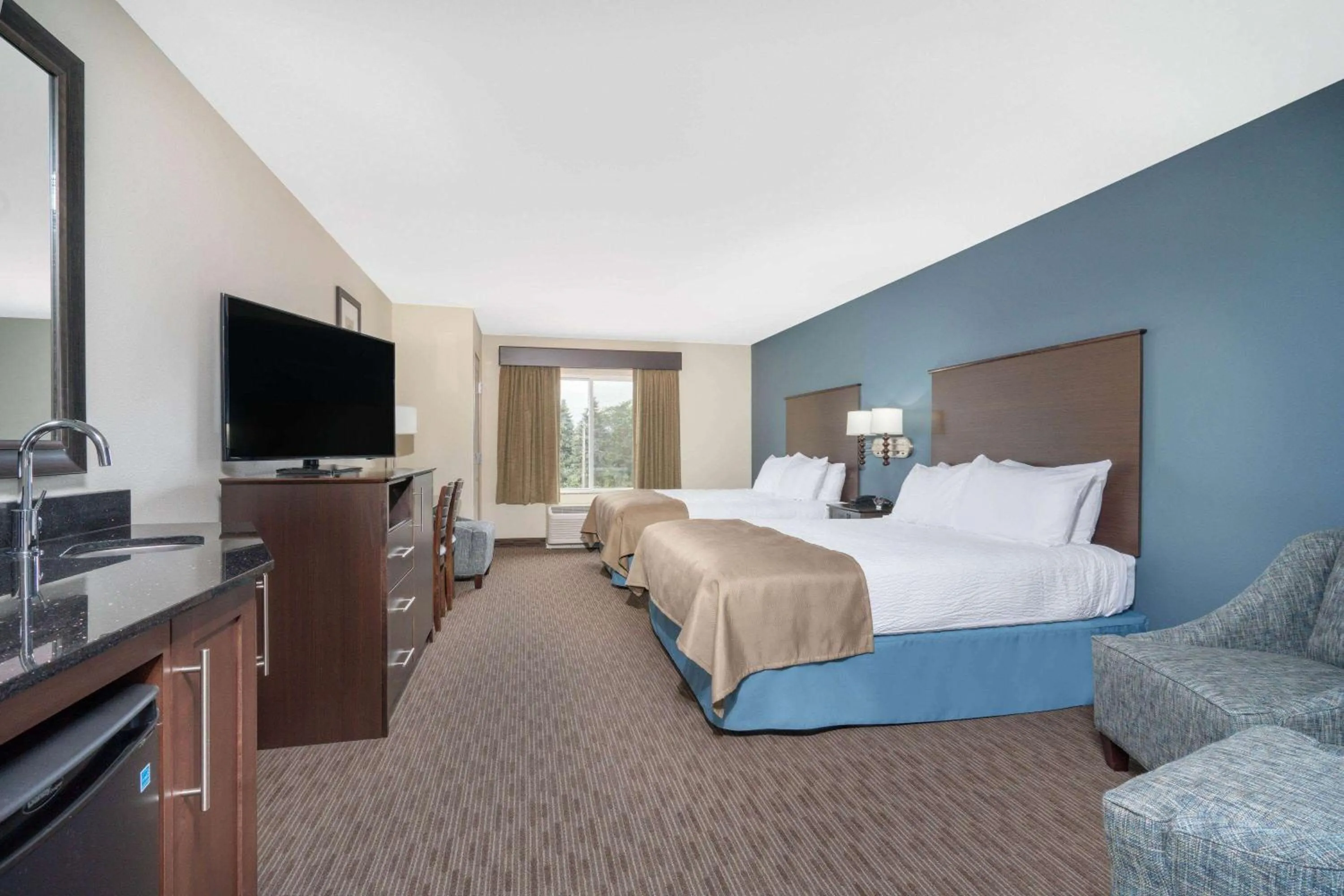 Photo of the whole room, Bed in AmericInn by Wyndham Windom