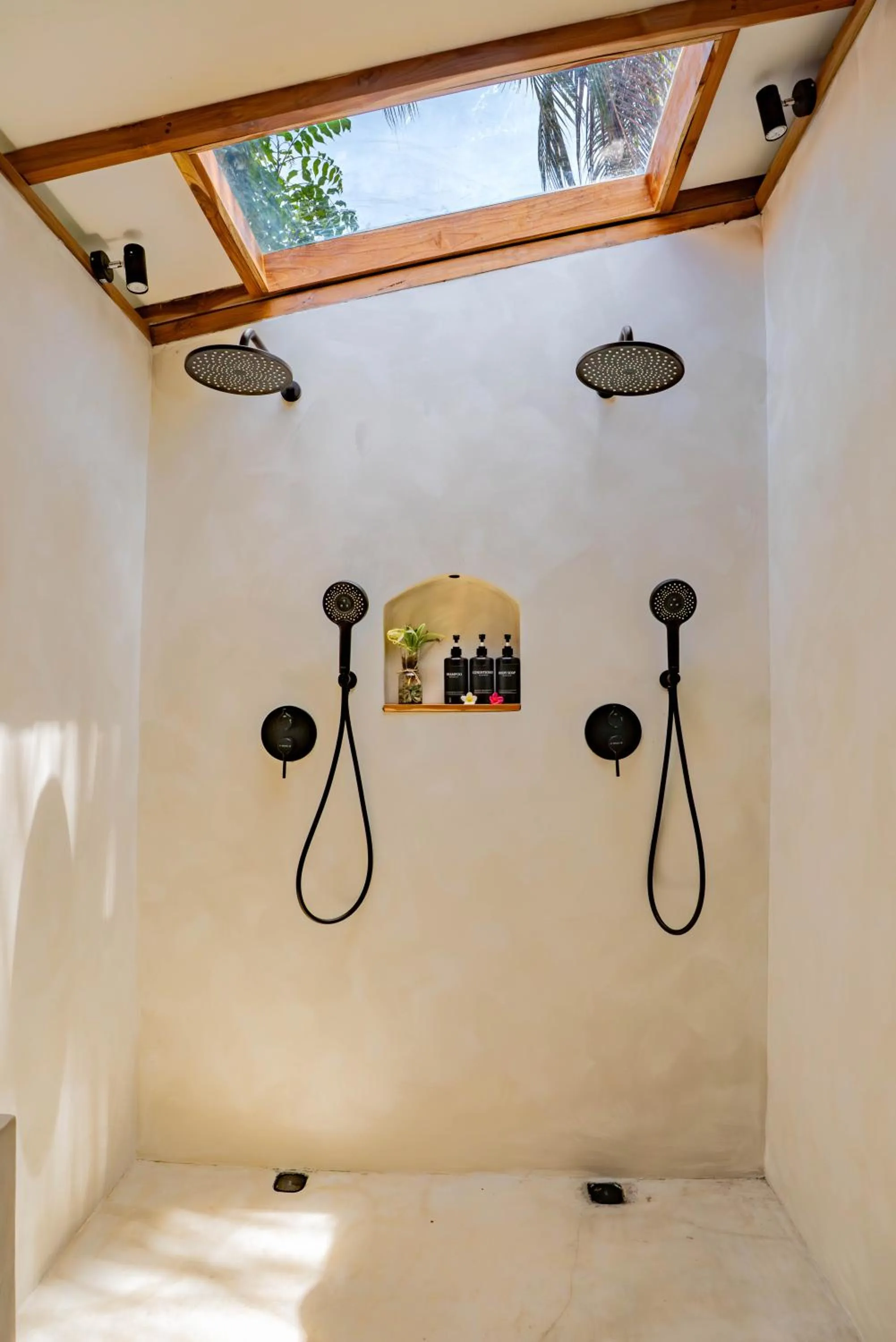 Shower in Bale Sampan Boutique Bungalows