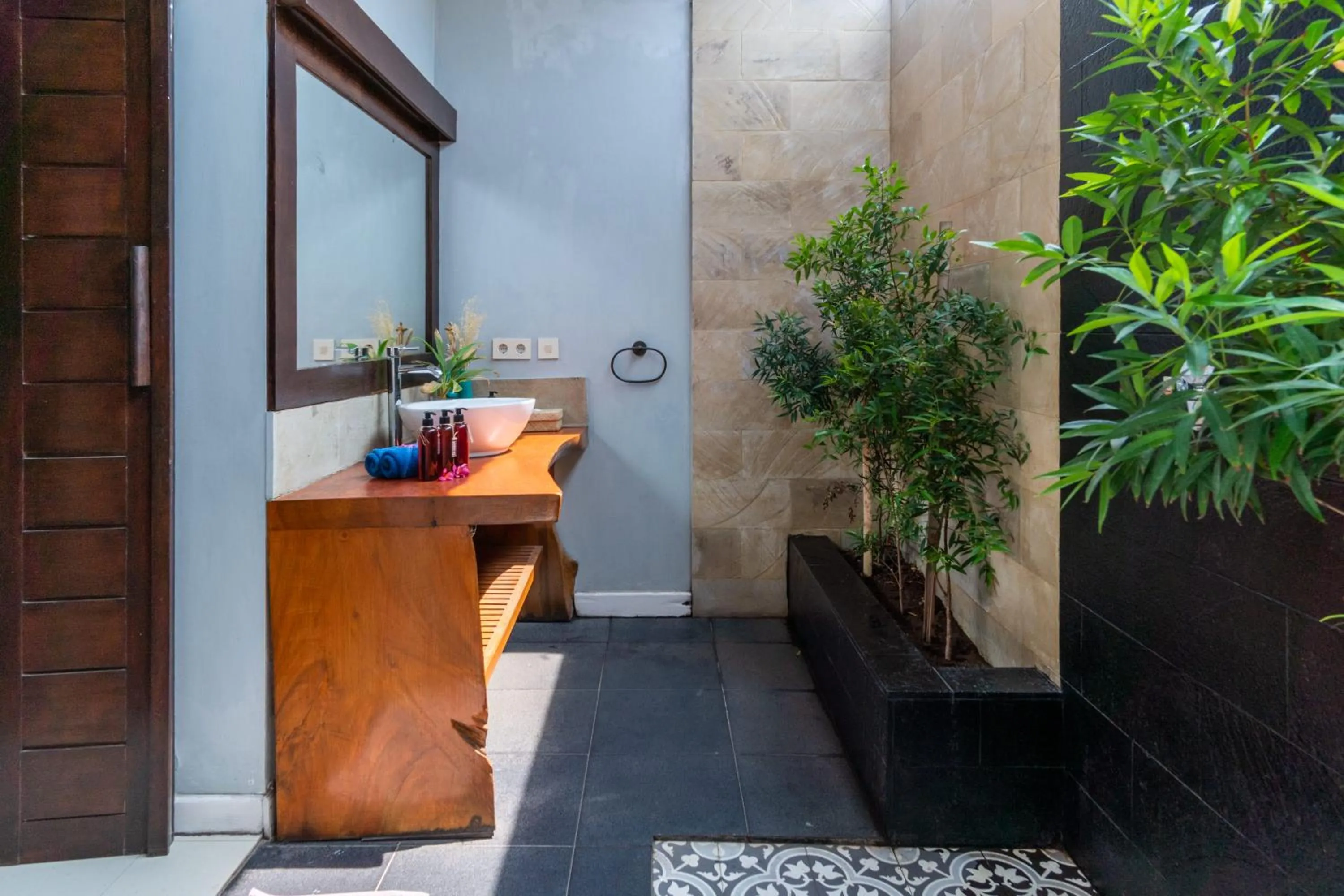 hair dresser in Bale Sampan Boutique Bungalows