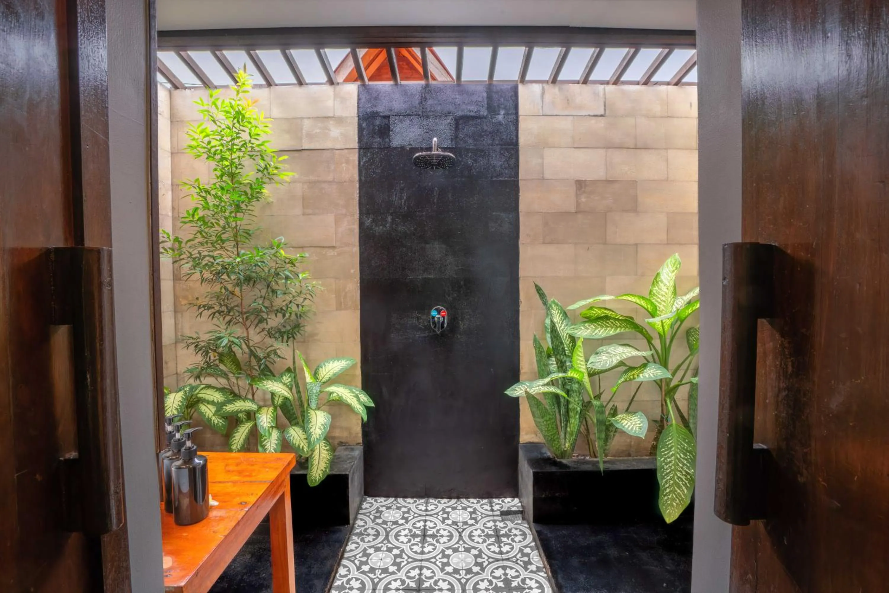 Shower in Bale Sampan Boutique Bungalows