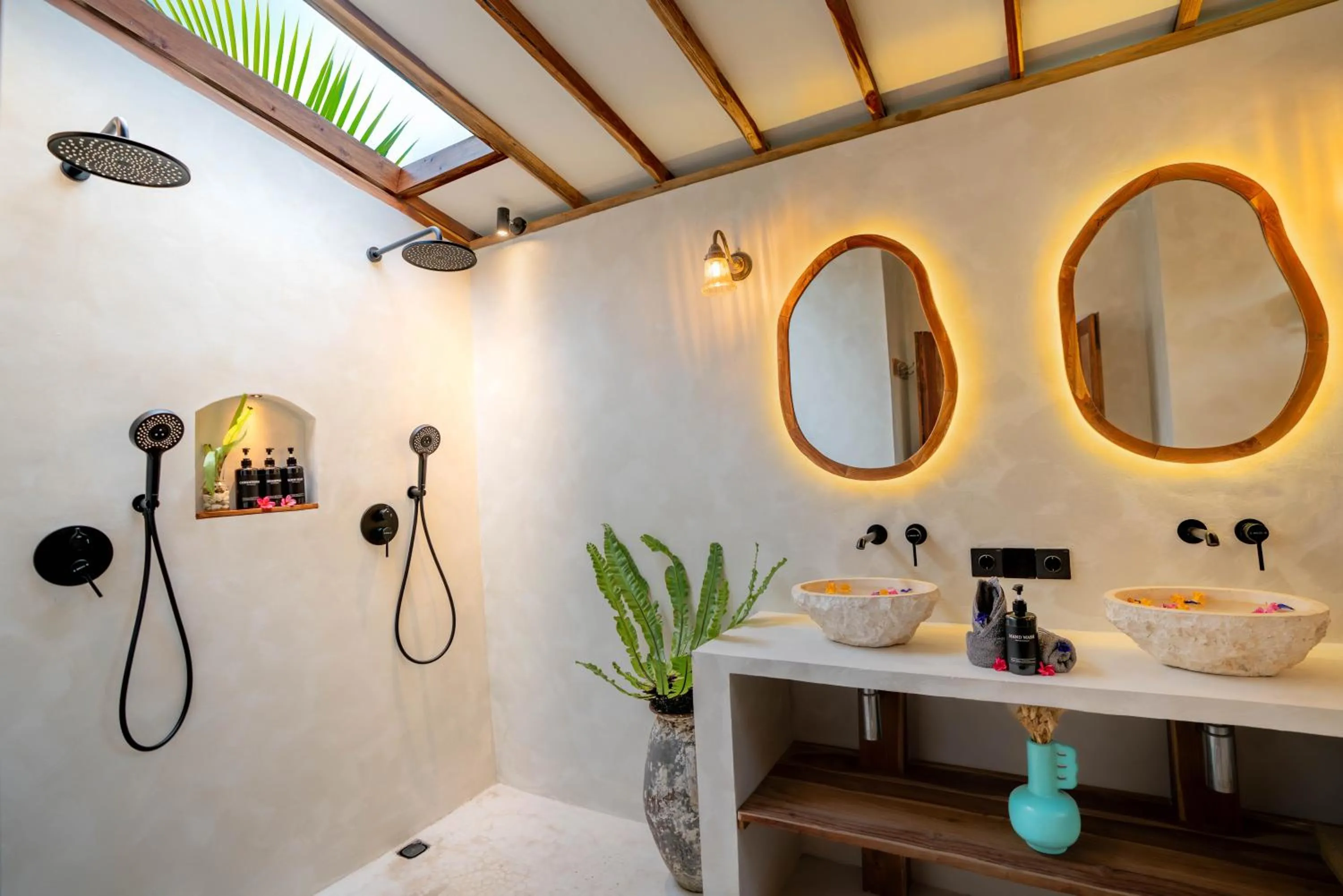 Shower in Bale Sampan Boutique Bungalows