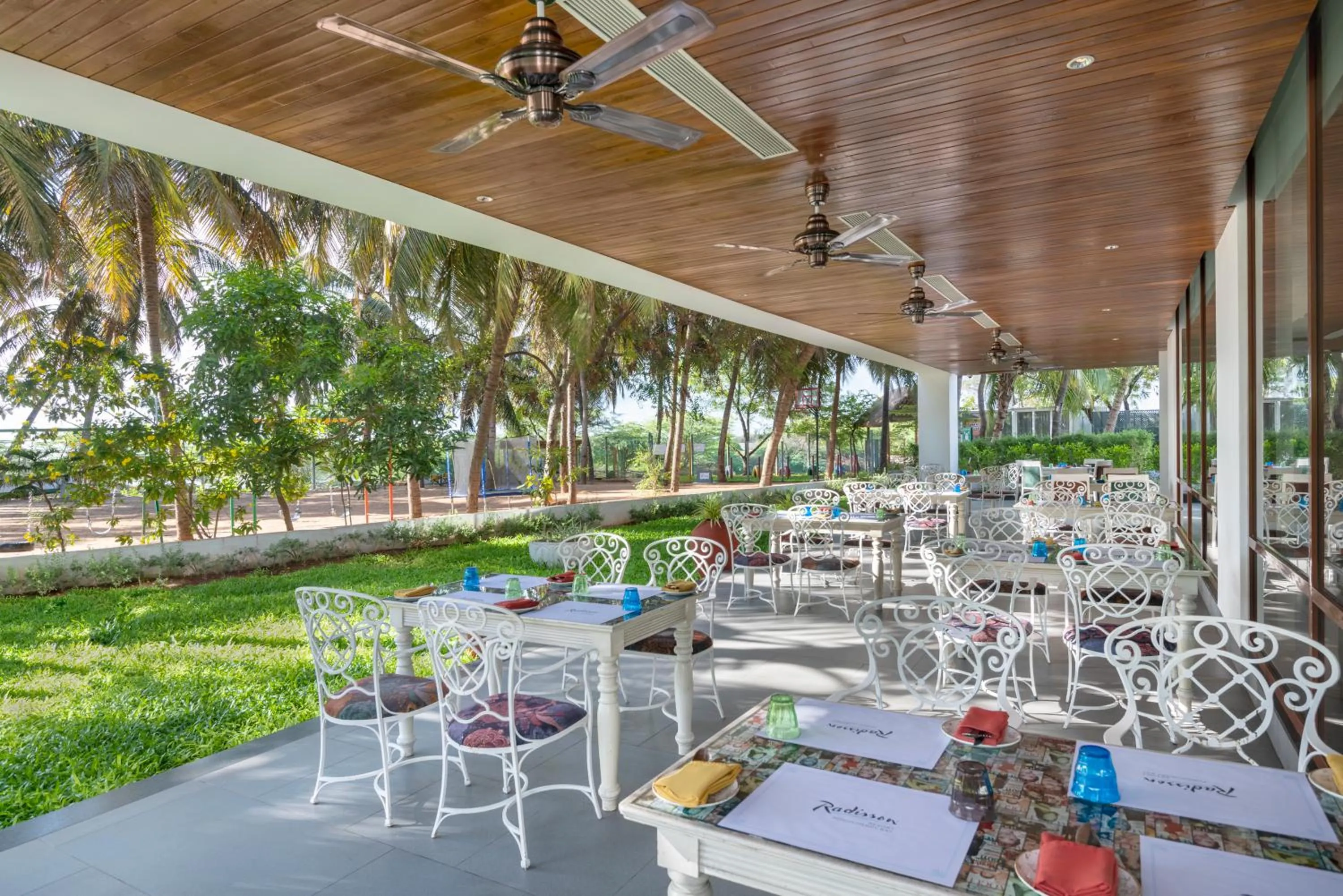 Lounge or bar in Radisson Resort Pondicherry Bay