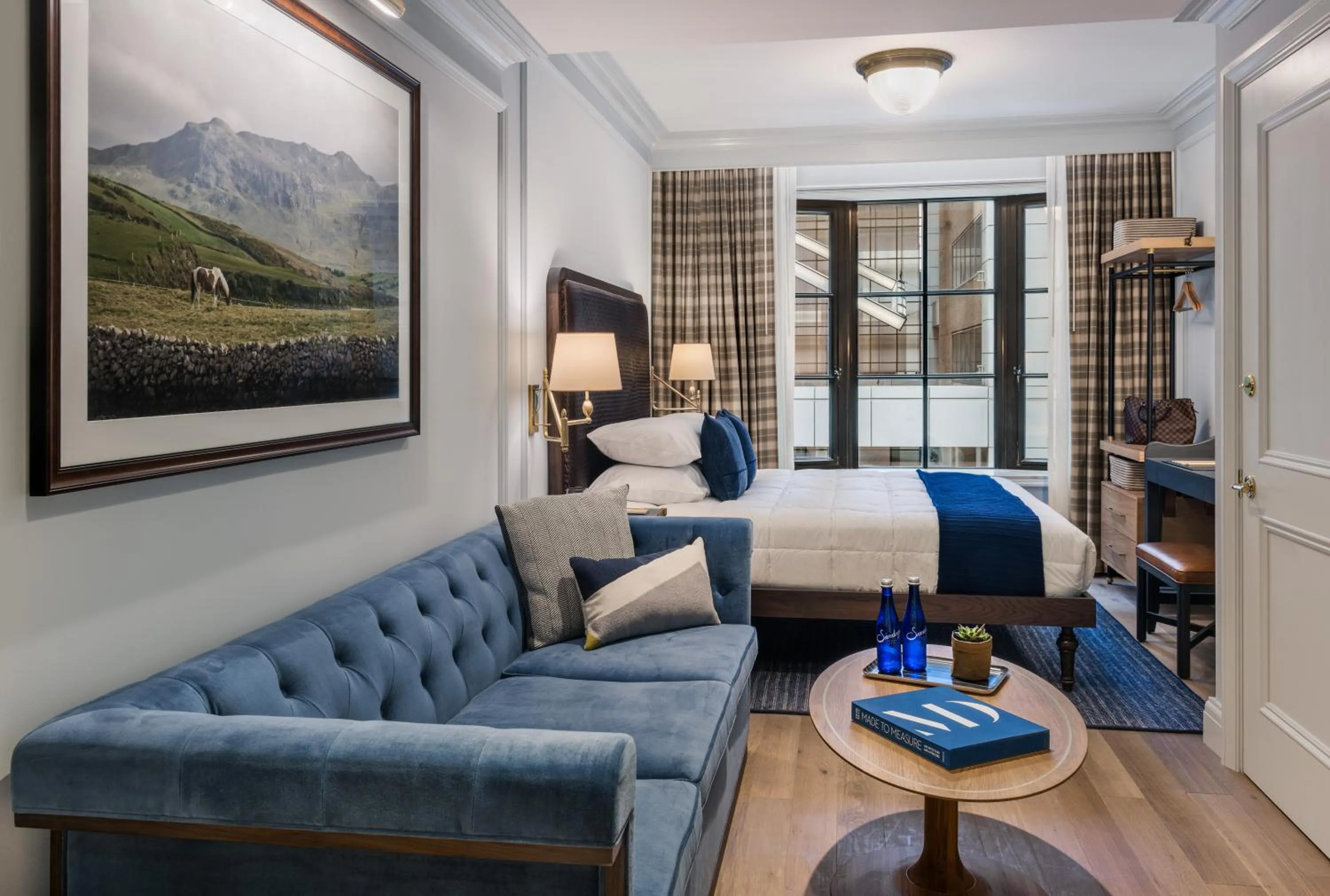 Living room, Bed in Merrion Row Hotel and Public House