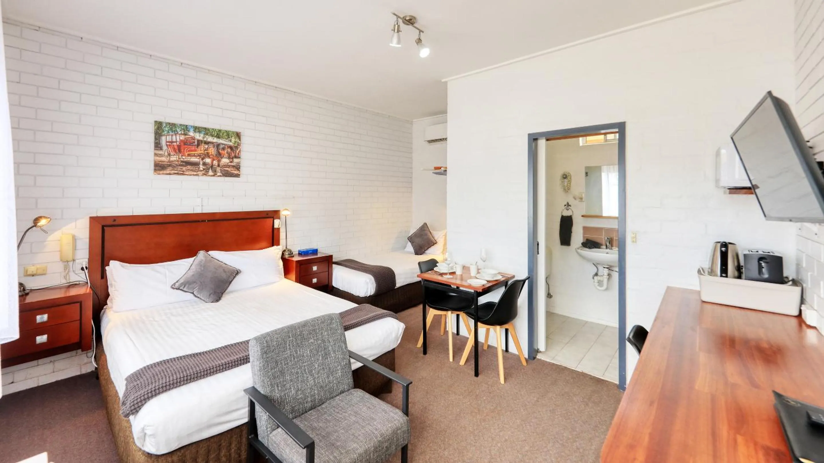 Bed in Sun Centre Motel