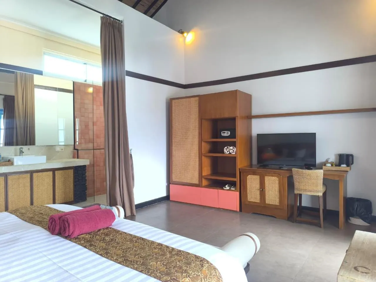 Communal lounge/ TV room, Bed in The Trawangan Resort