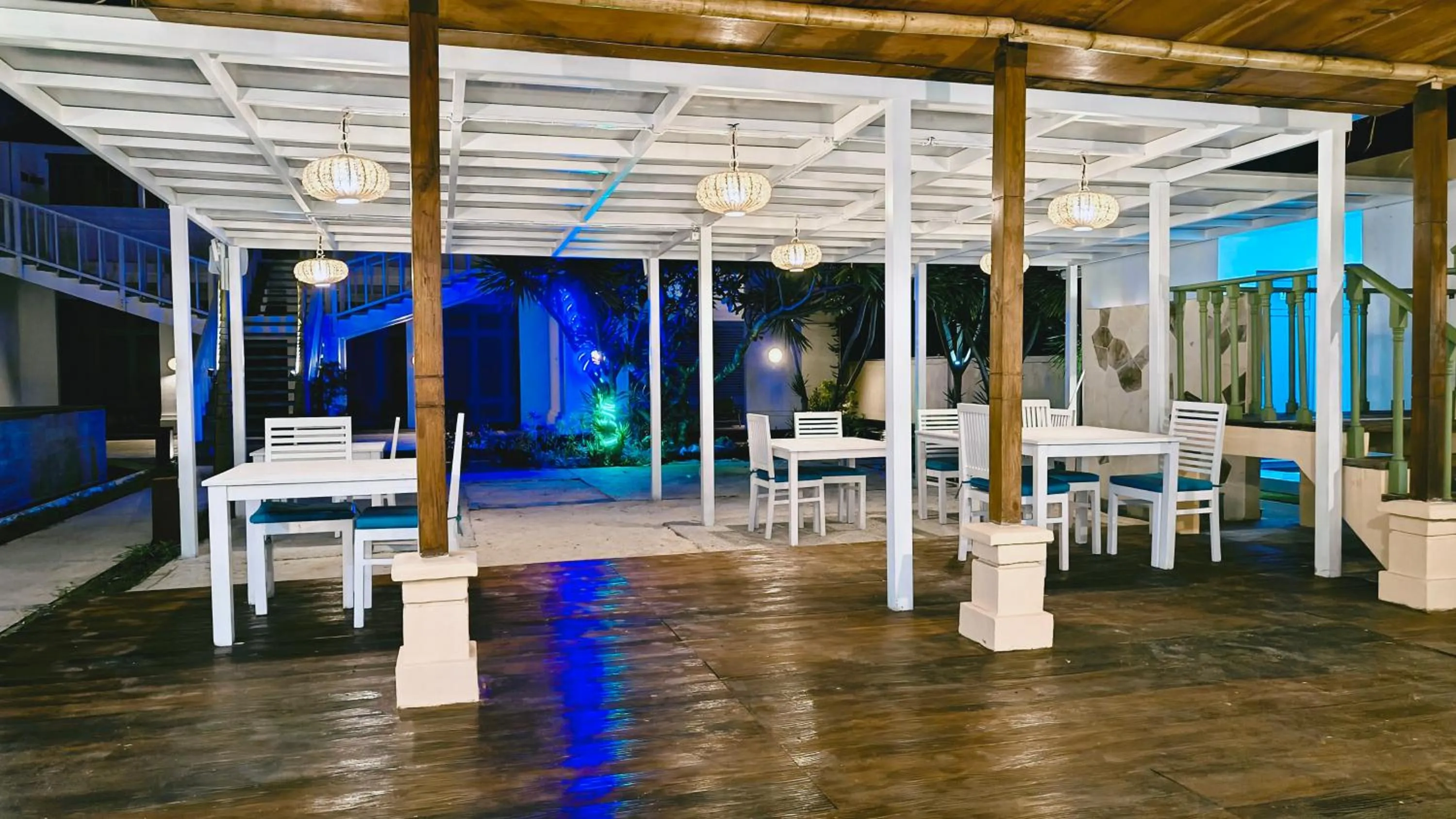 Restaurant/places to eat in The Trawangan Resort