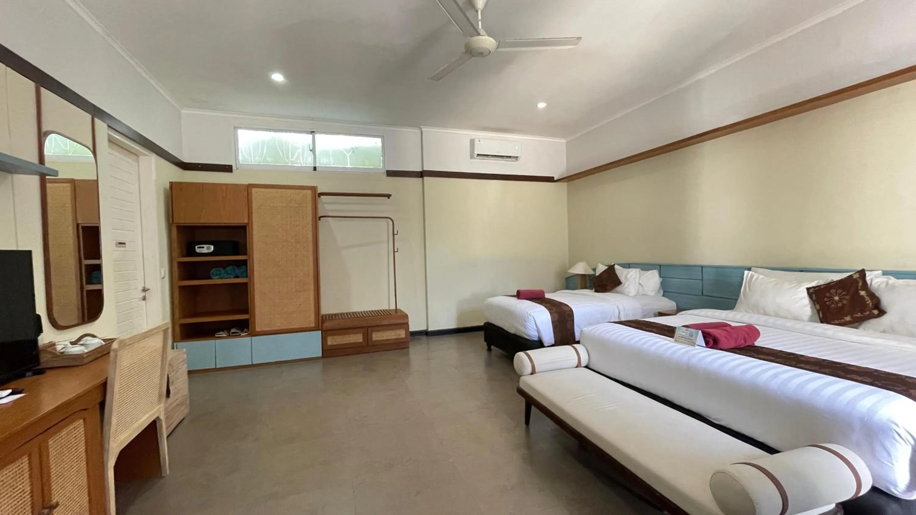 Photo of the whole room, Bed in The Trawangan Resort