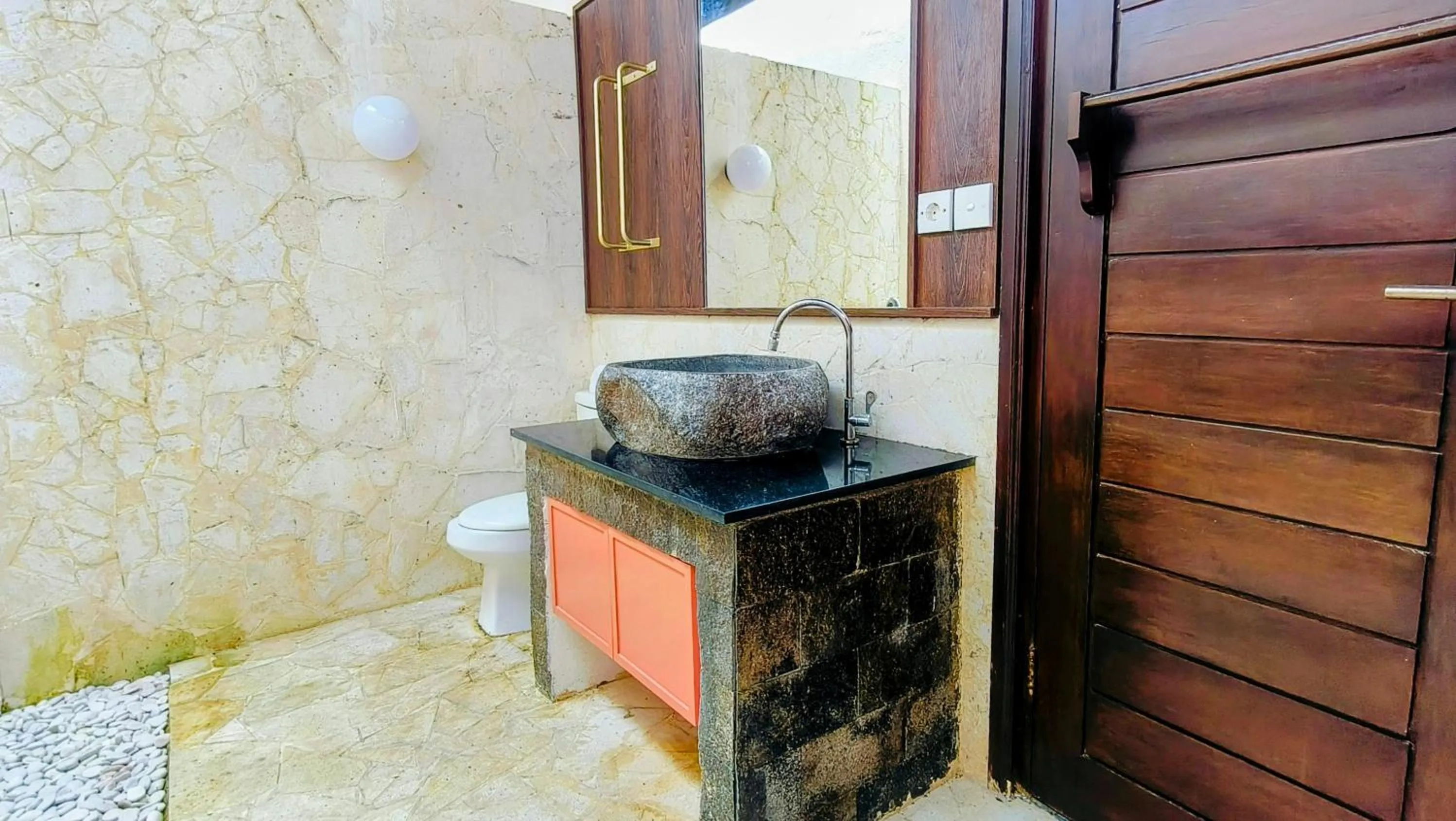 Toilet in The Trawangan Resort