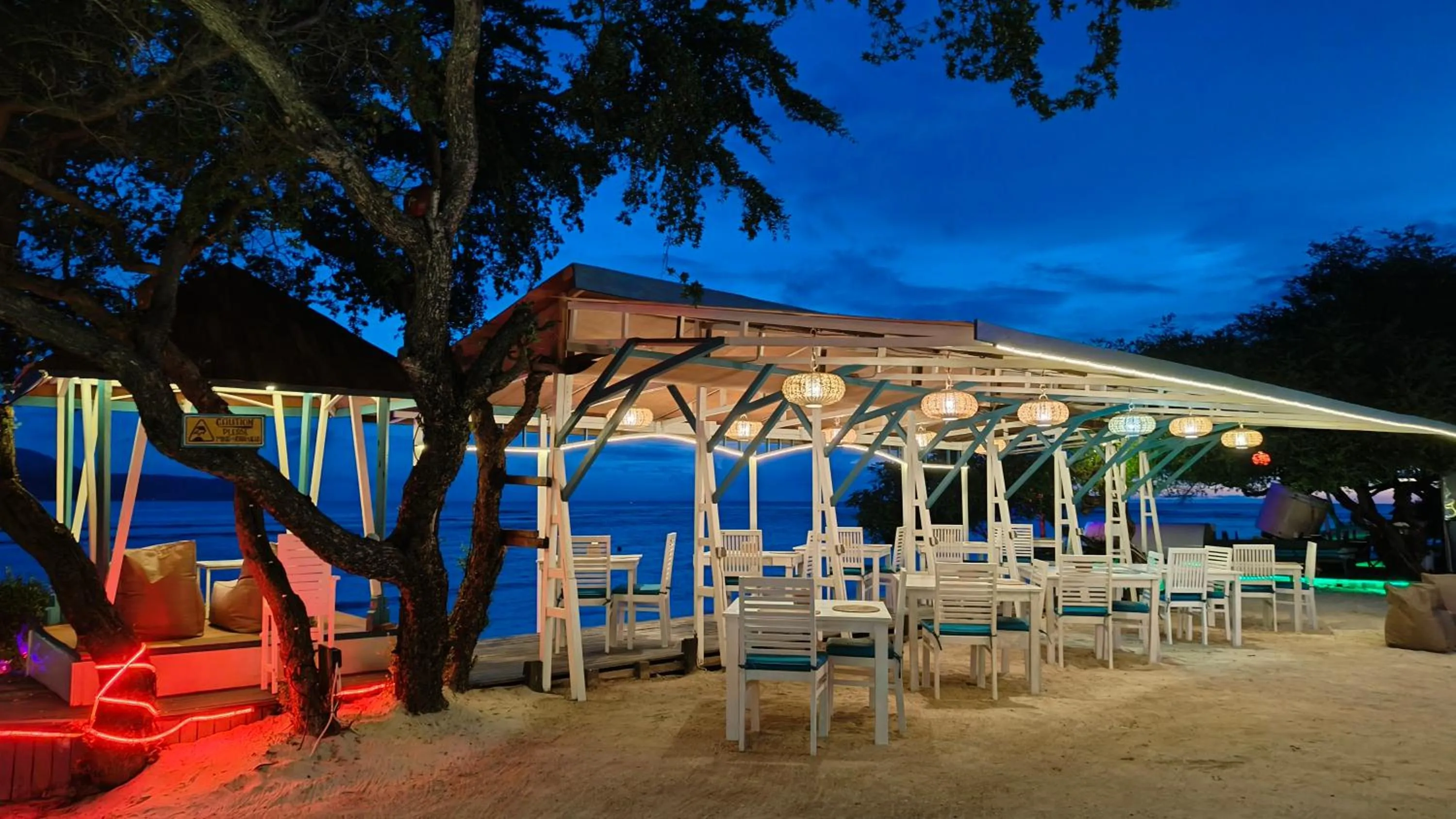 Restaurant/places to eat in The Trawangan Resort