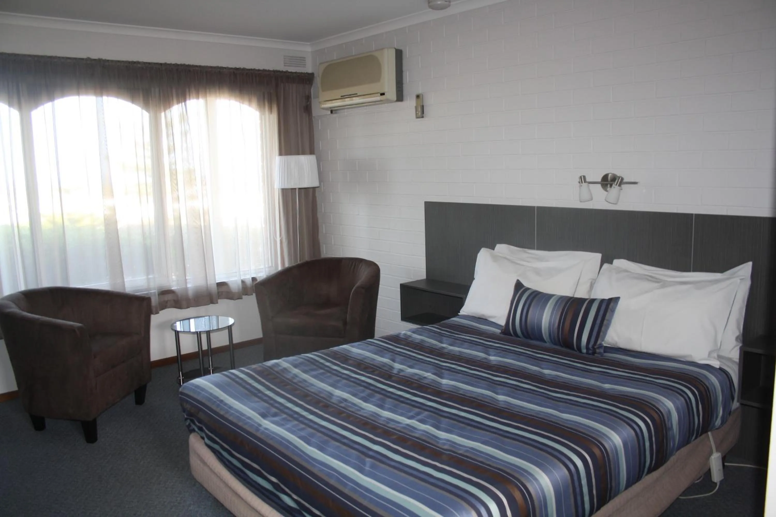 Bed in Raglan Motor Inn