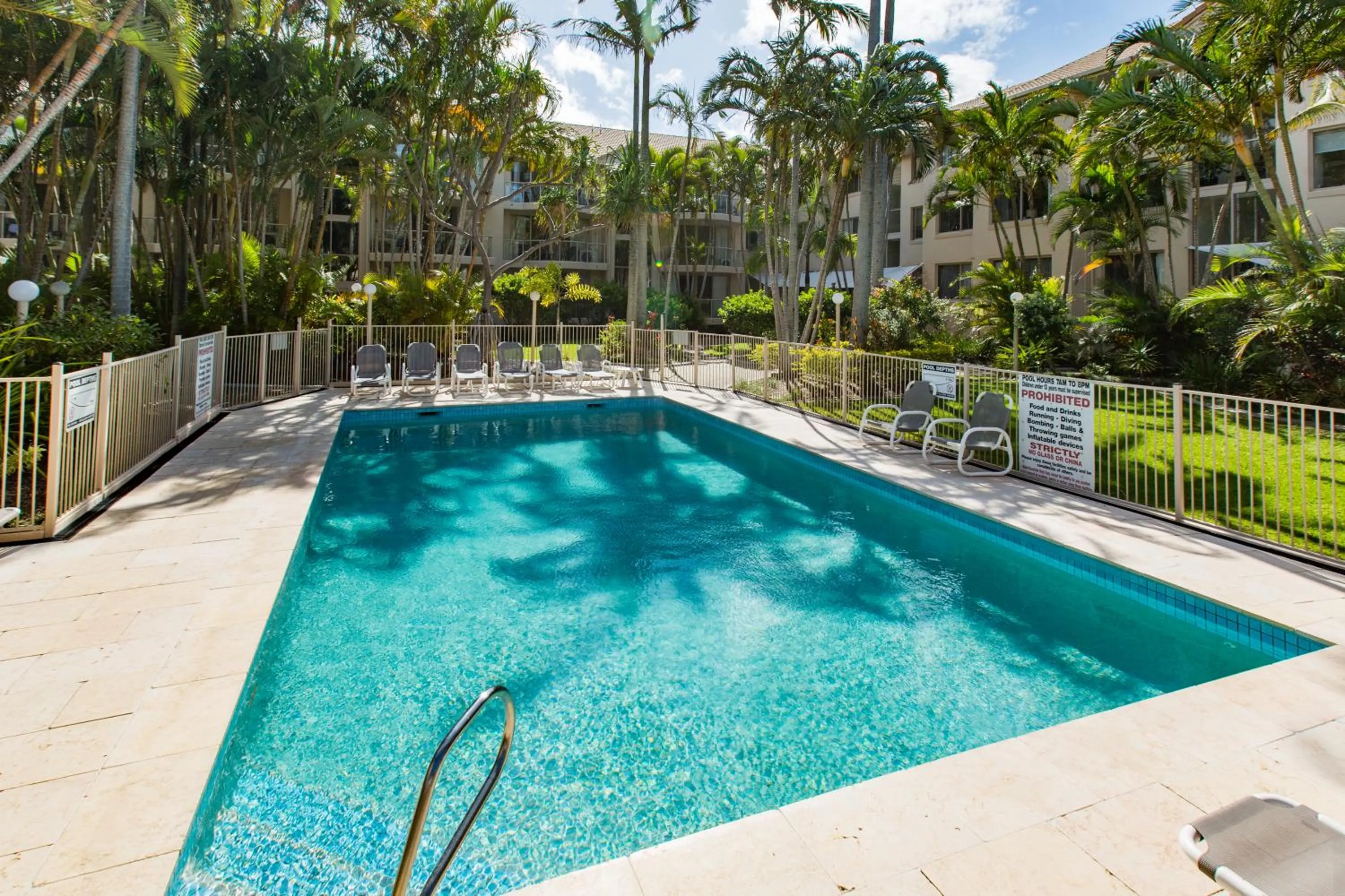 Swimming pool in Miami Beachside Holiday Apartments