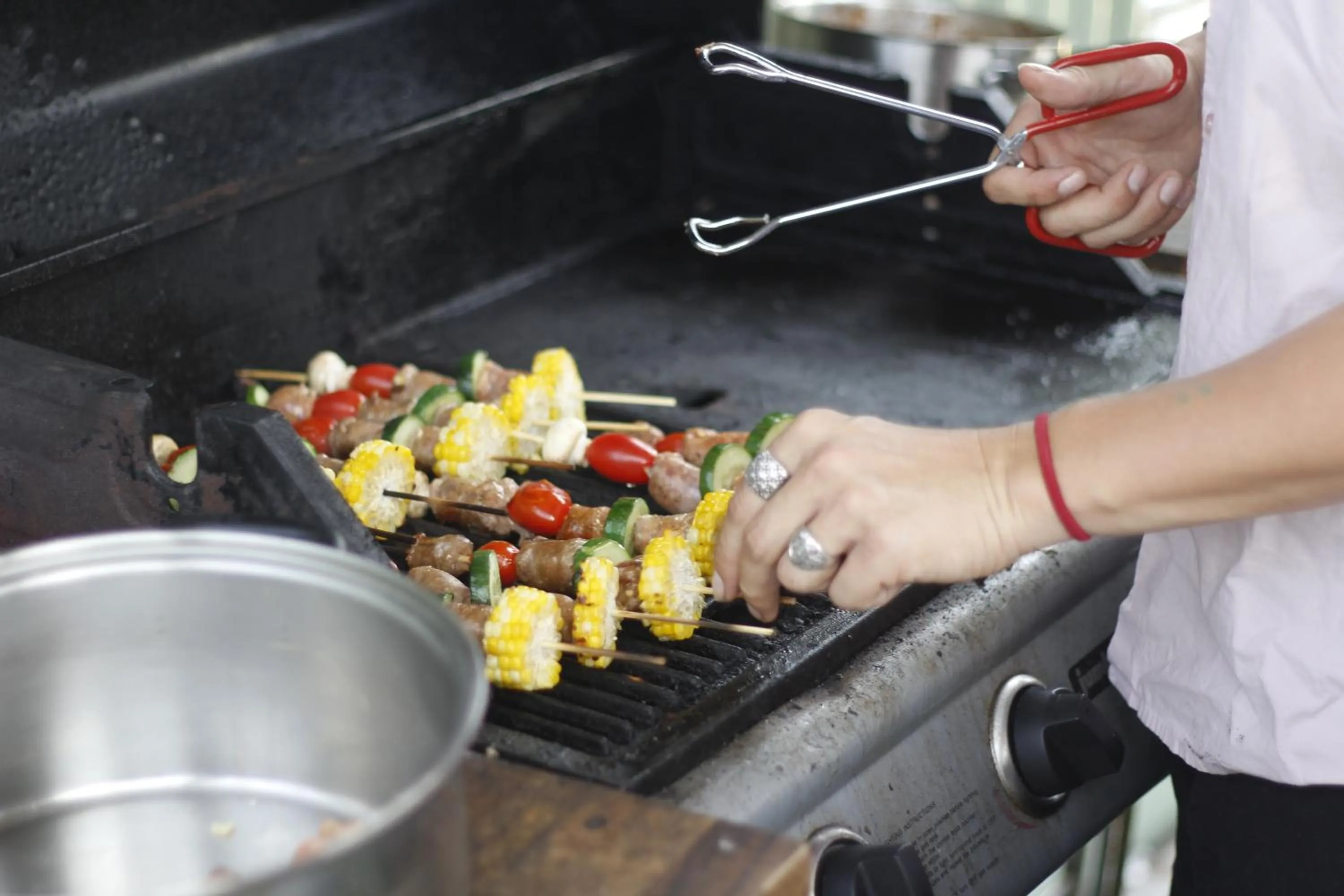 BBQ facilities in Boardrider Backpackers and Budget Motel