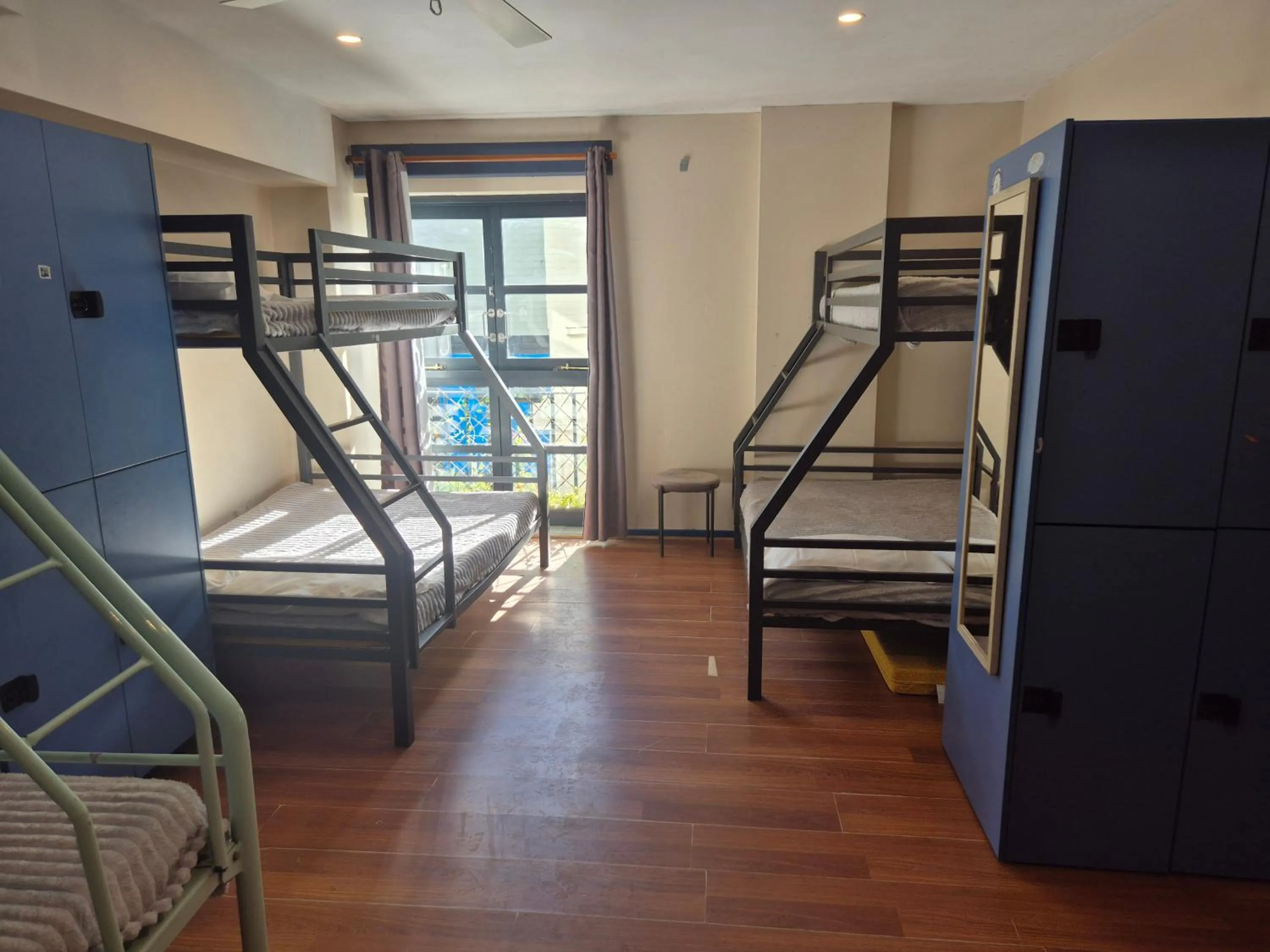 Balcony/Terrace, Bed in Boardrider Backpackers and Budget Motel