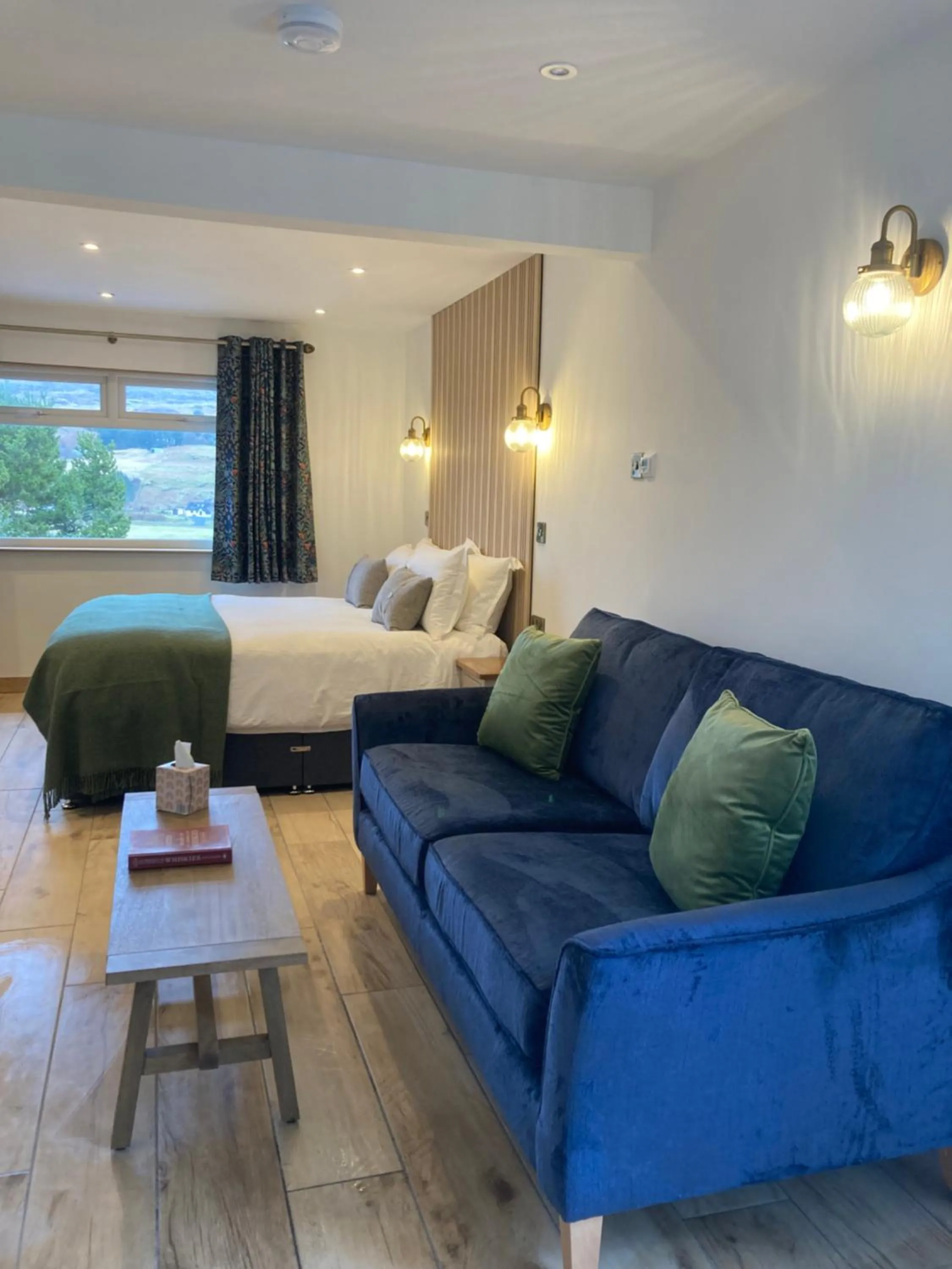 Photo of the whole room, Bed in Glendale View