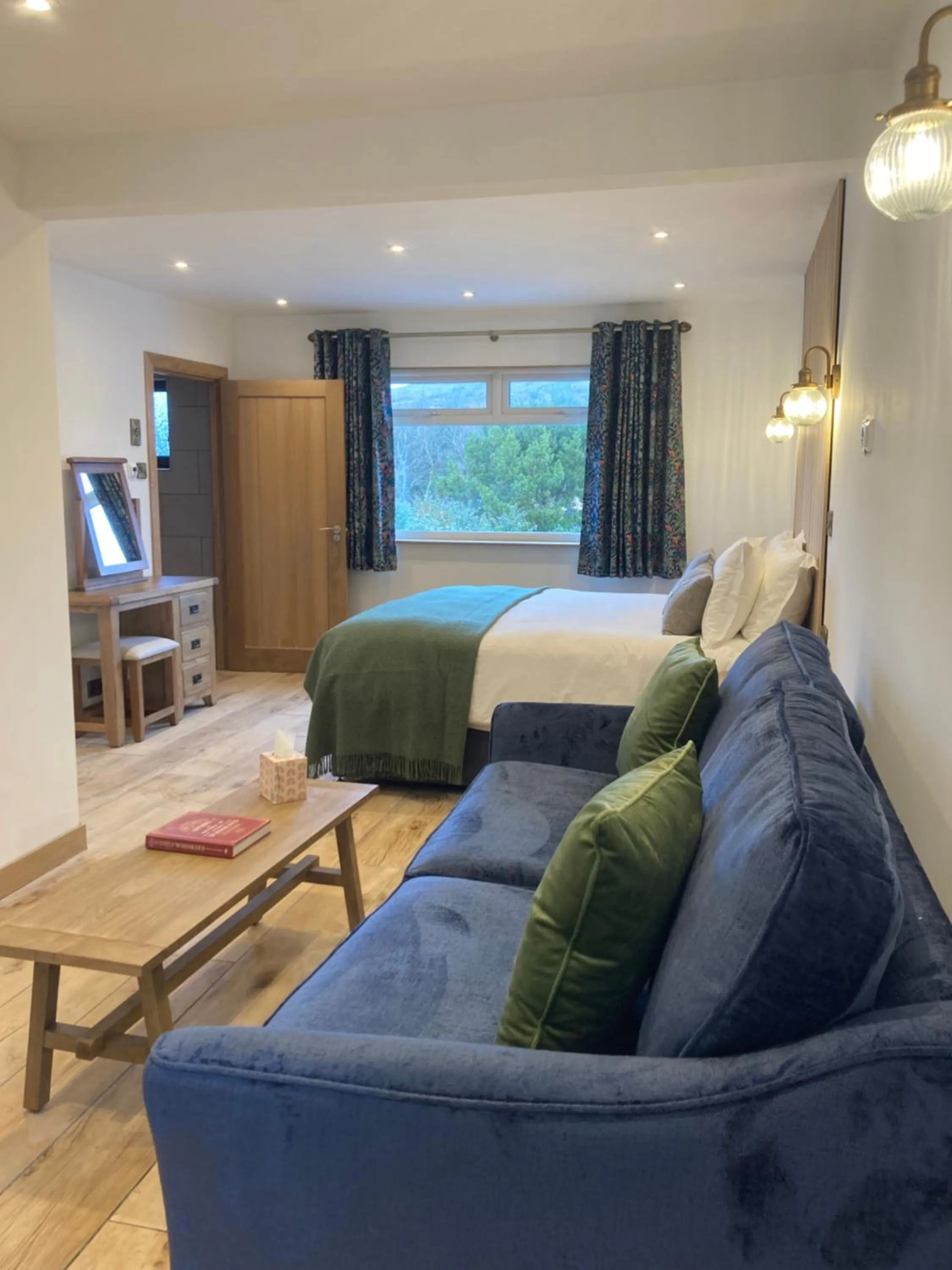 Photo of the whole room, Bed in Glendale View