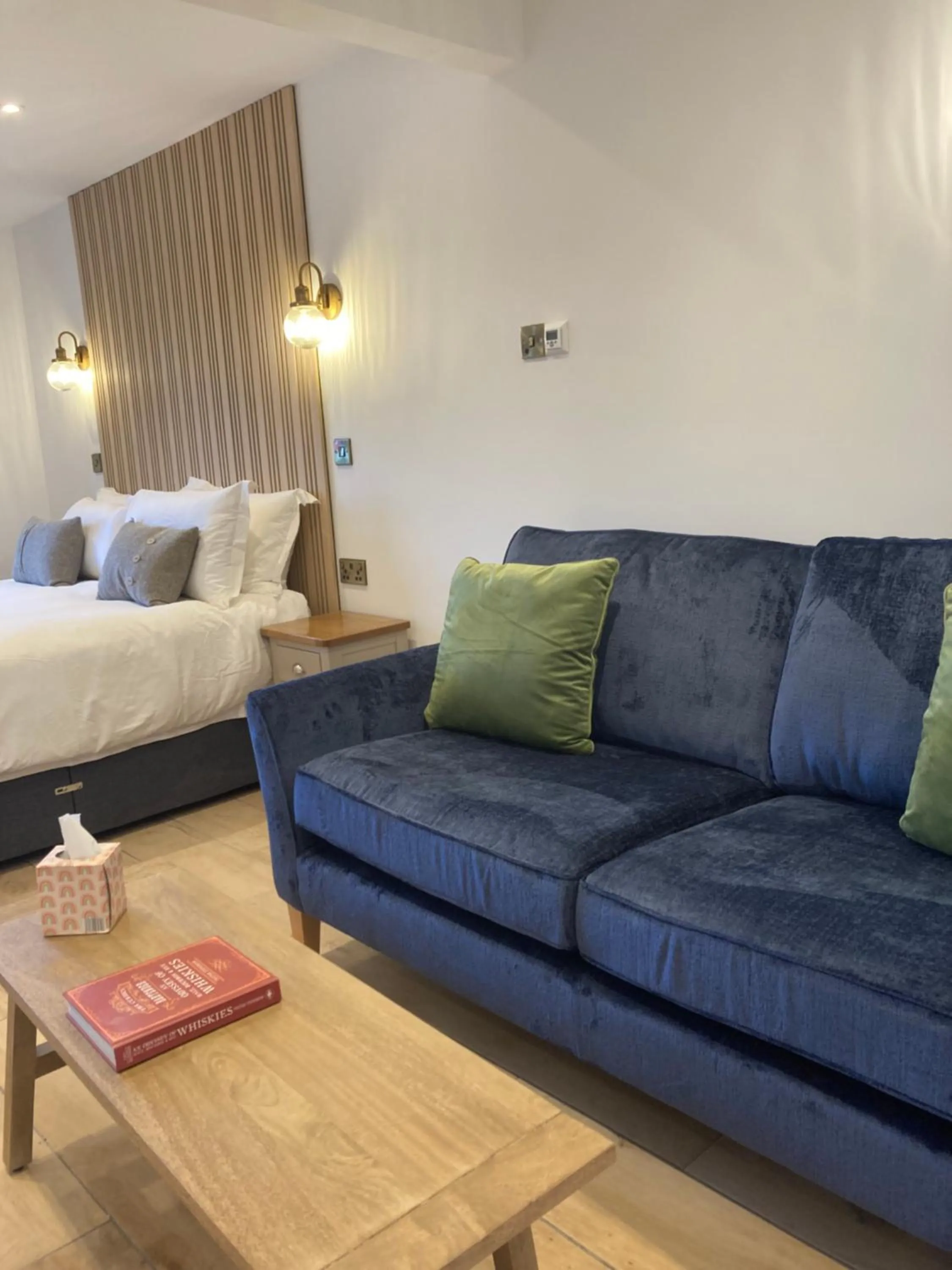 Photo of the whole room, Bed in Glendale View