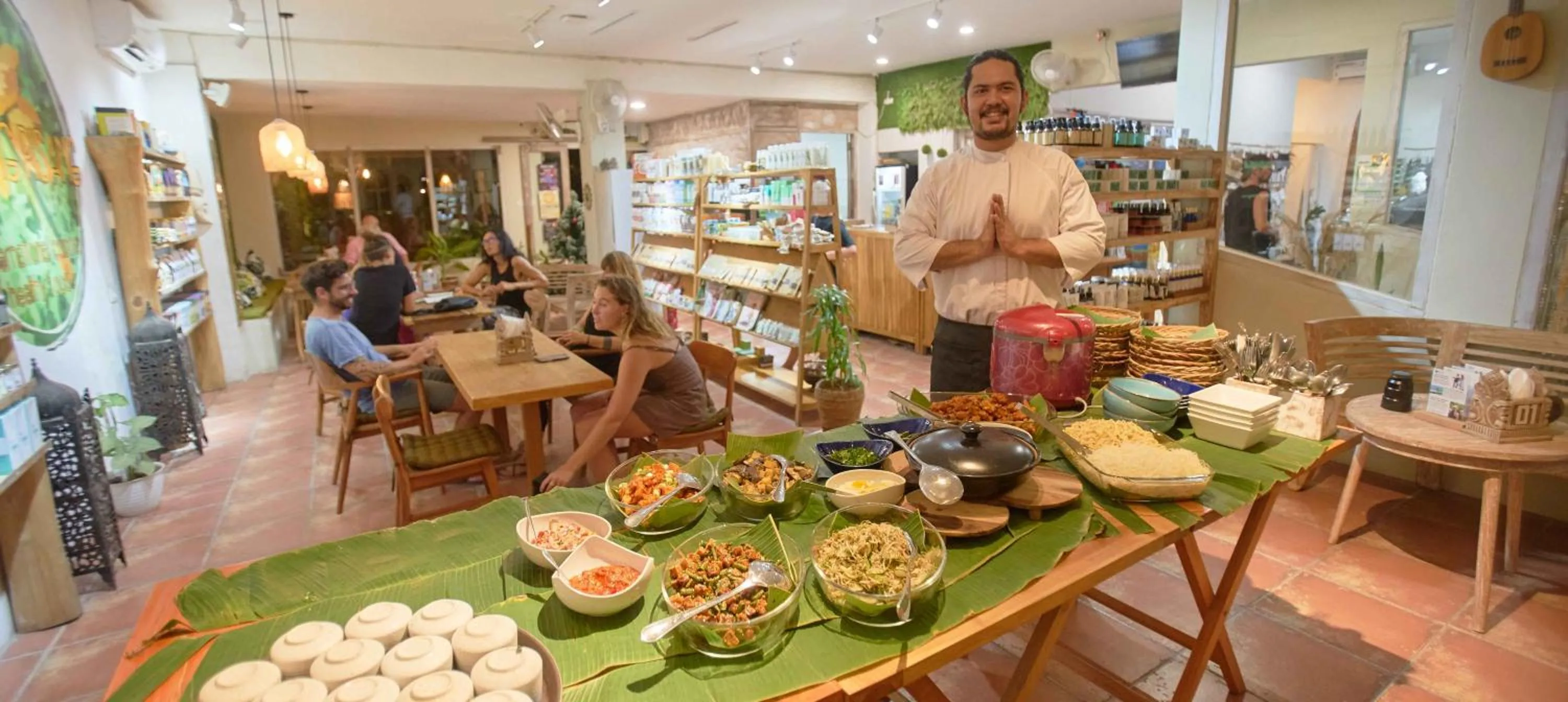 Food and drinks in ISLA INDAH RETREAT boutique hotel