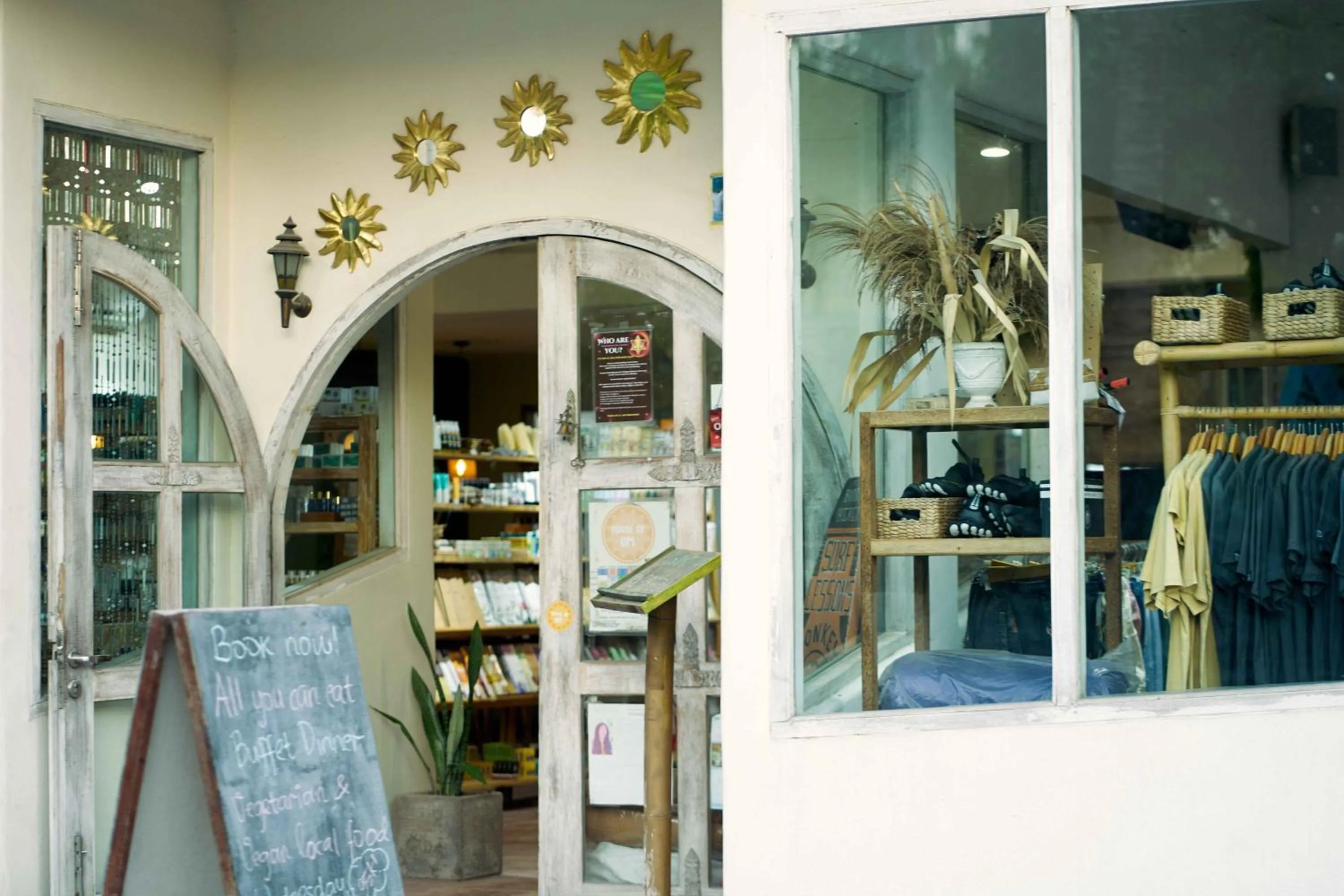 On-site shops in ISLA INDAH RETREAT boutique hotel