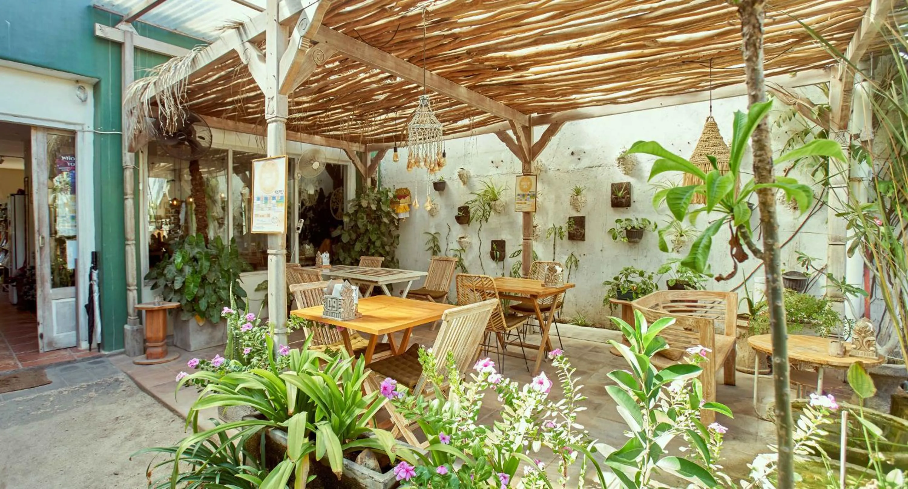 Restaurant/places to eat in ISLA INDAH RETREAT boutique hotel