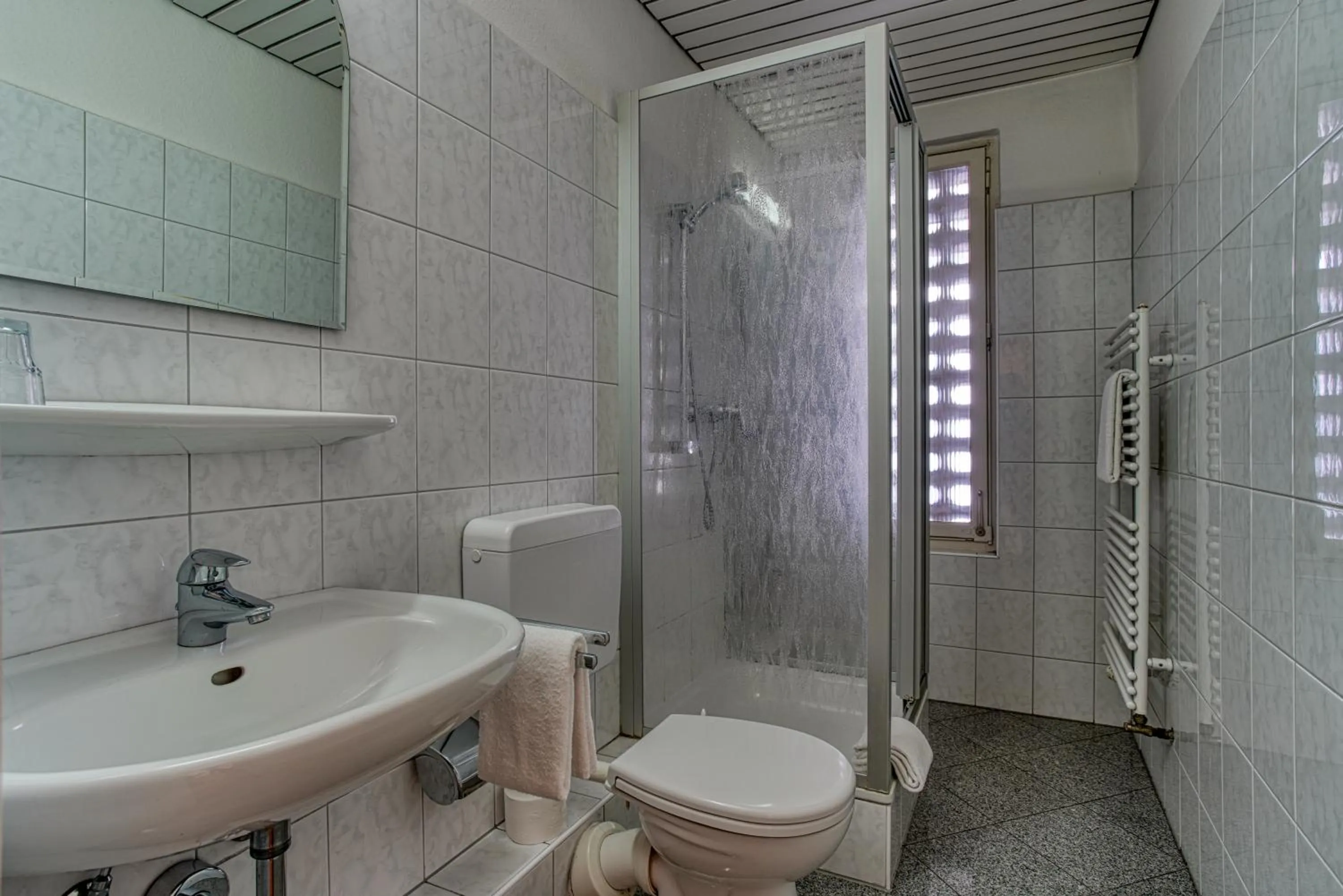 Shower in Hotel Carlton