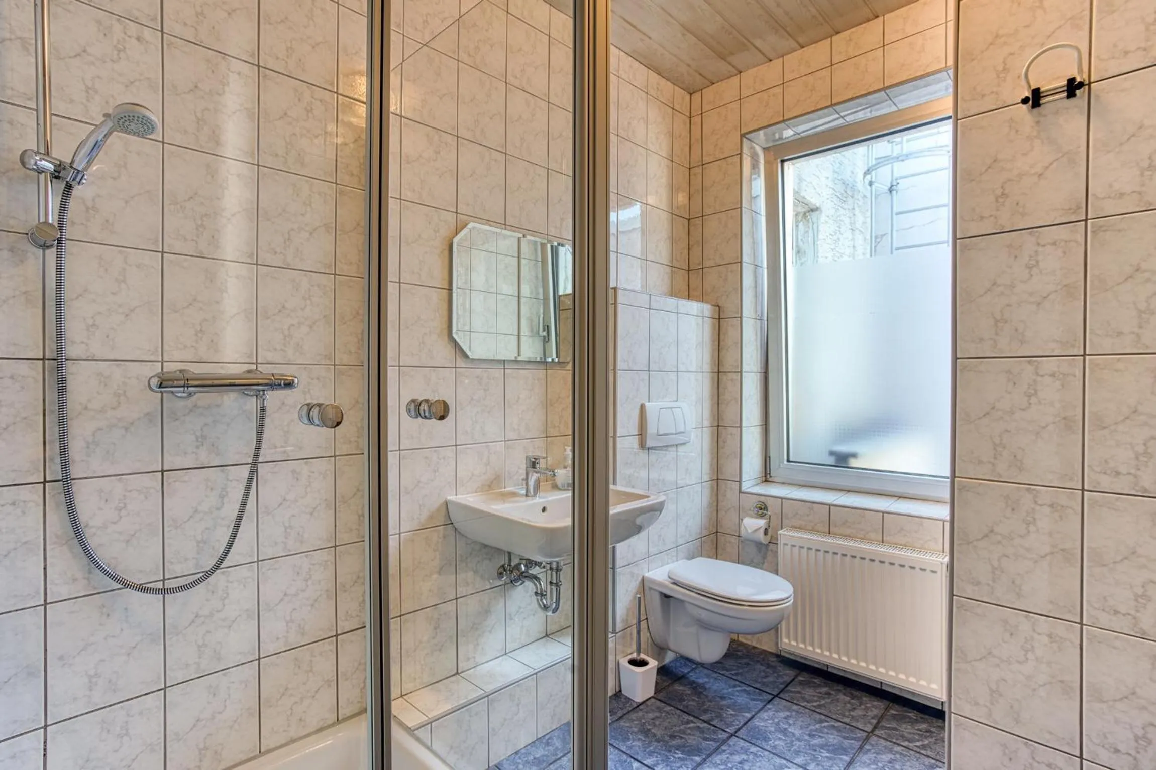 Shower in Hotel Carlton