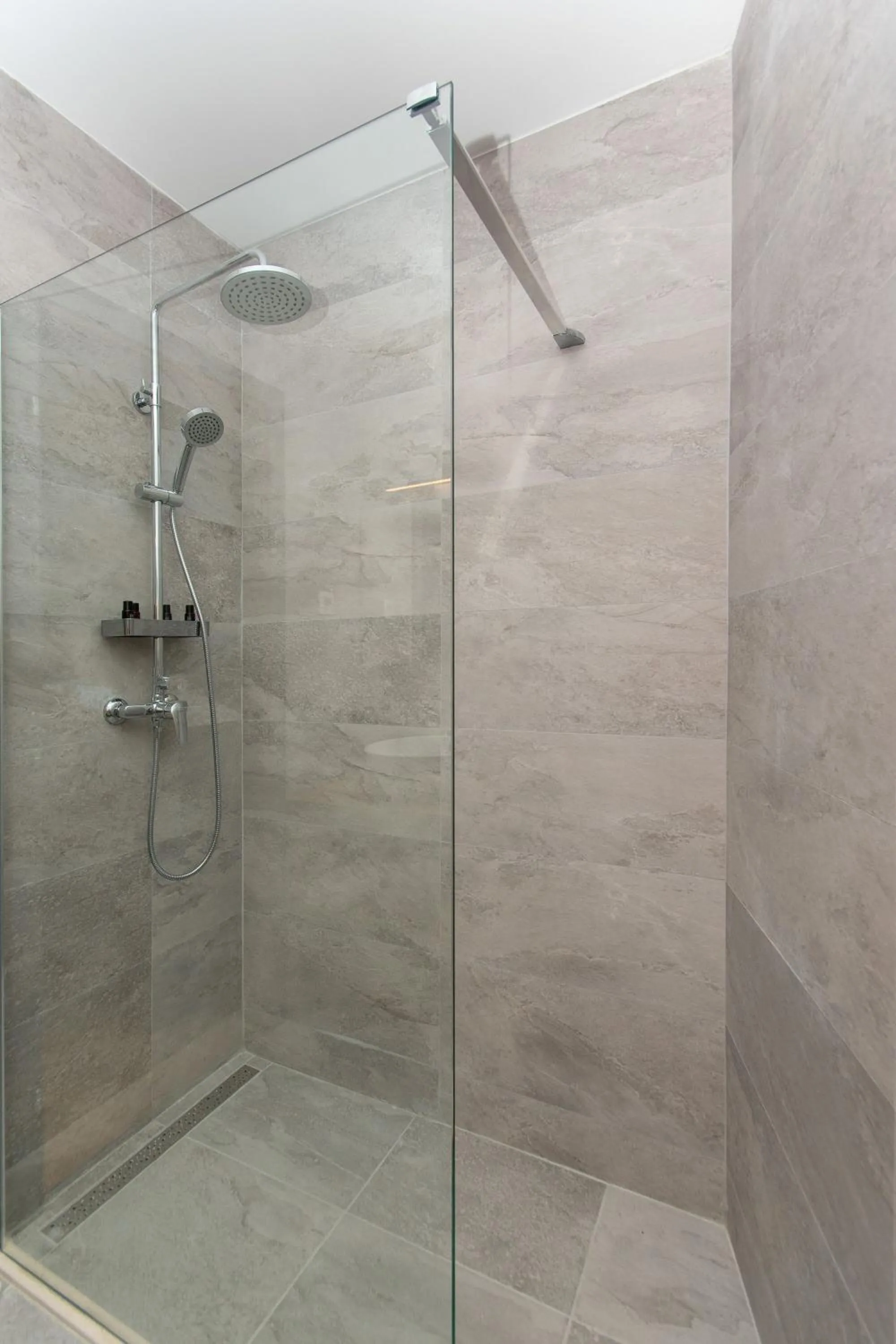 Shower in Ora Luxury Rooms