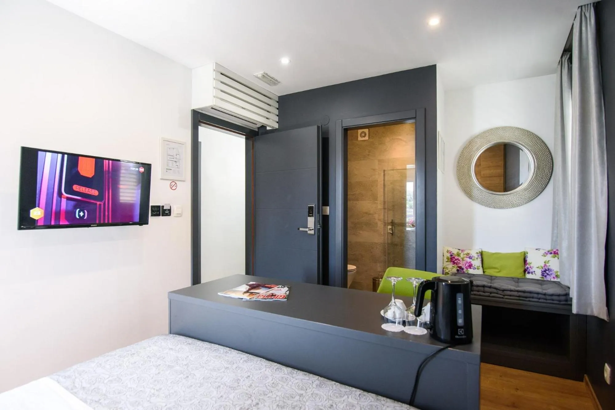 TV and multimedia, Bed in Ora Luxury Rooms