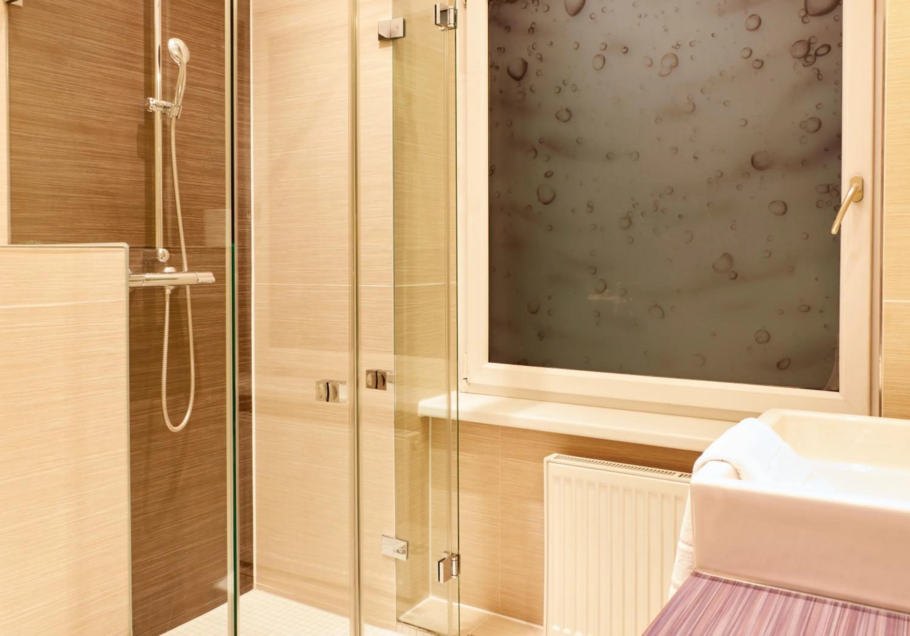 Bathroom in Ballhaus Berlin Hostel