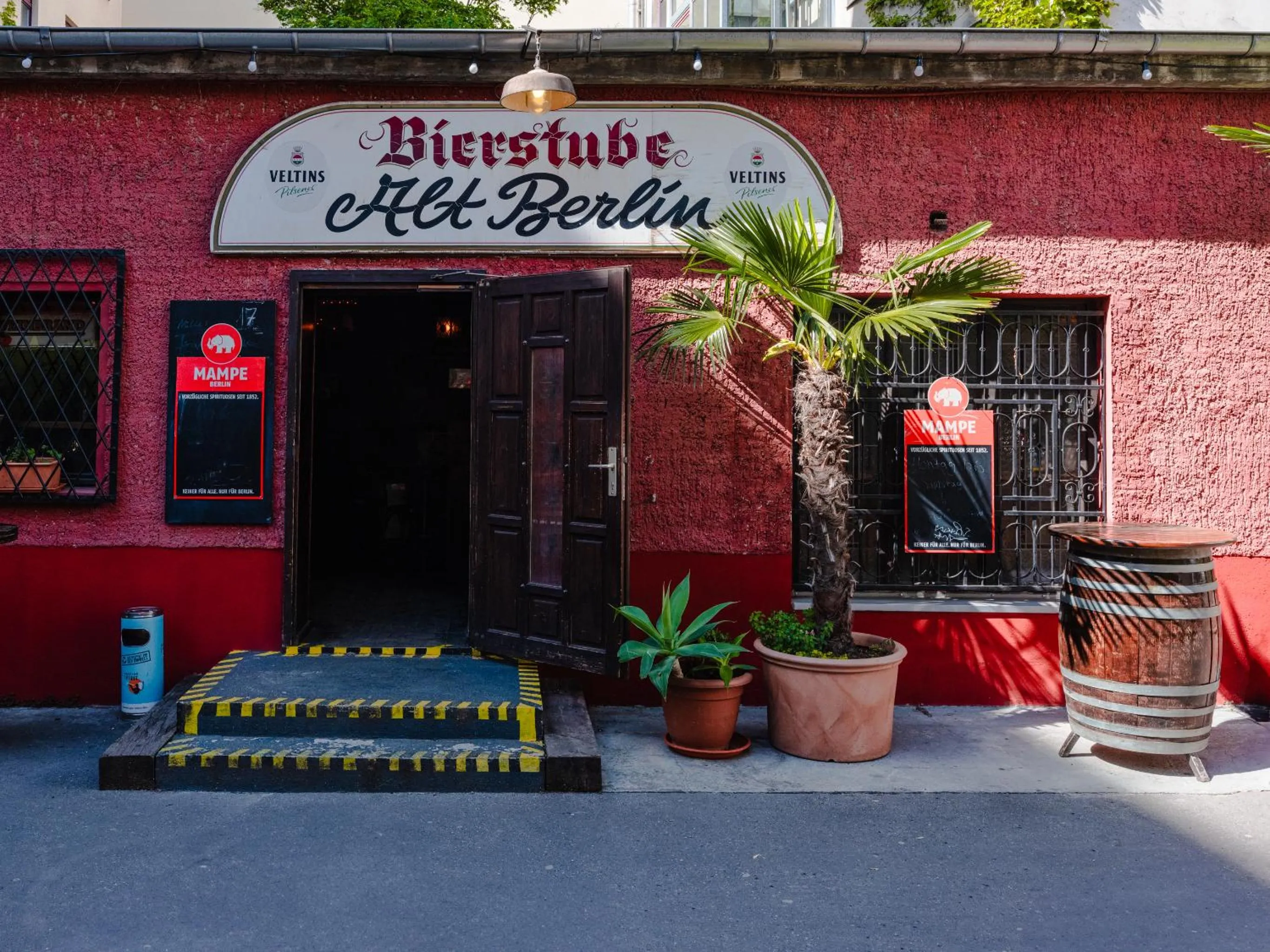 Lounge or bar in Ballhaus Berlin Hostel