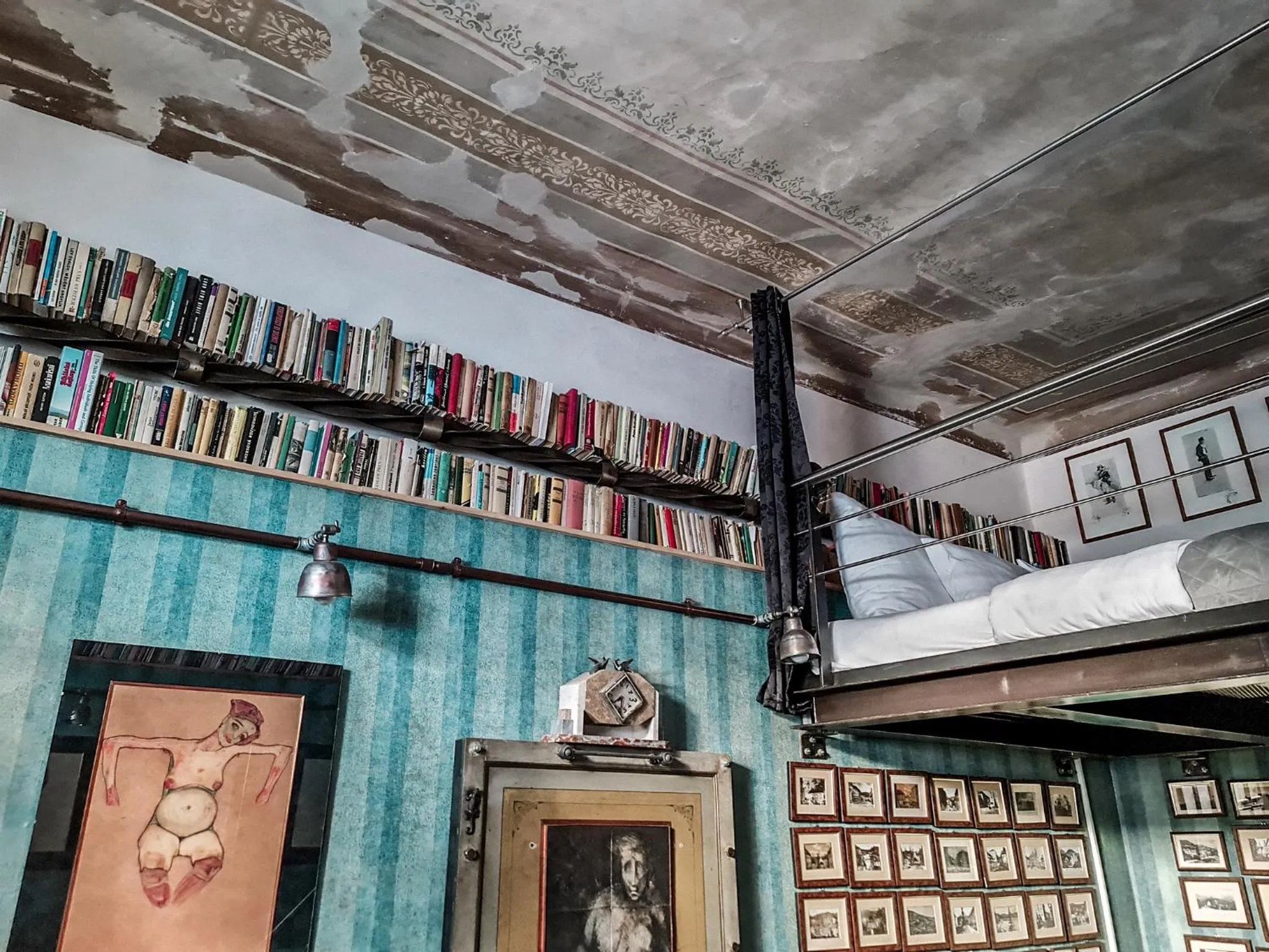 Library in Divná pani Luxury Gallery Rooms