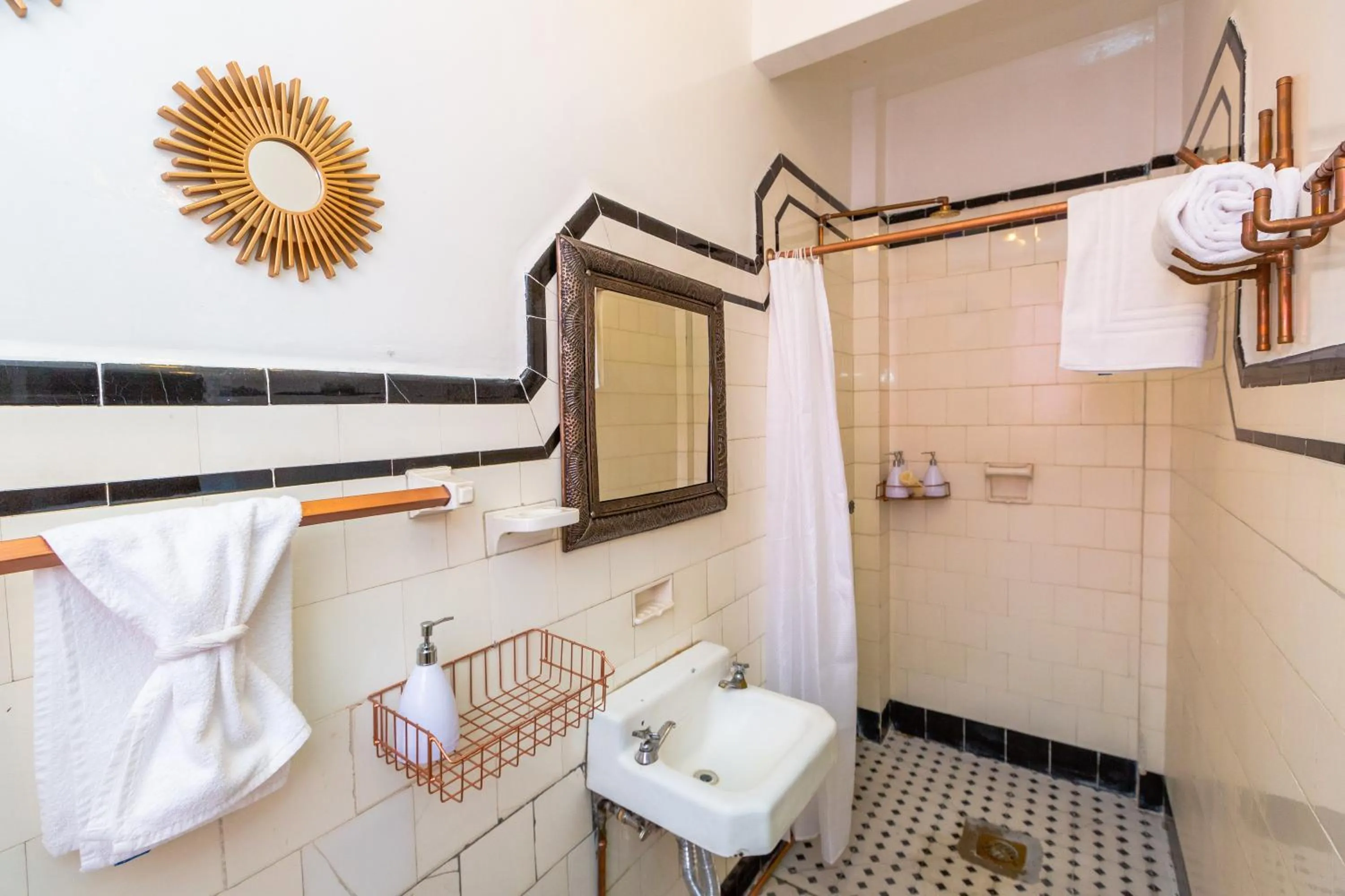 Shower in Mala Vecindad Beer Hotel