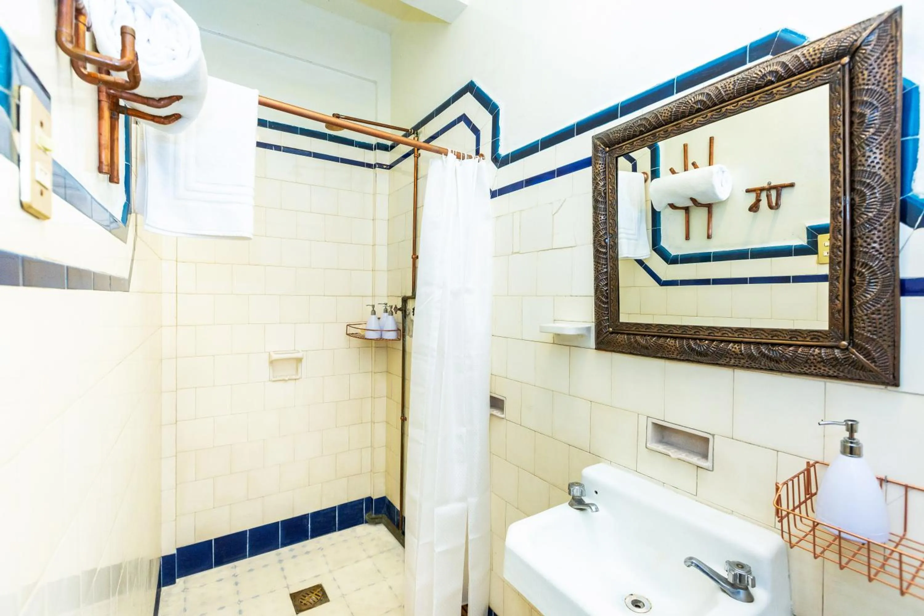 Bathroom in Mala Vecindad Beer Hotel