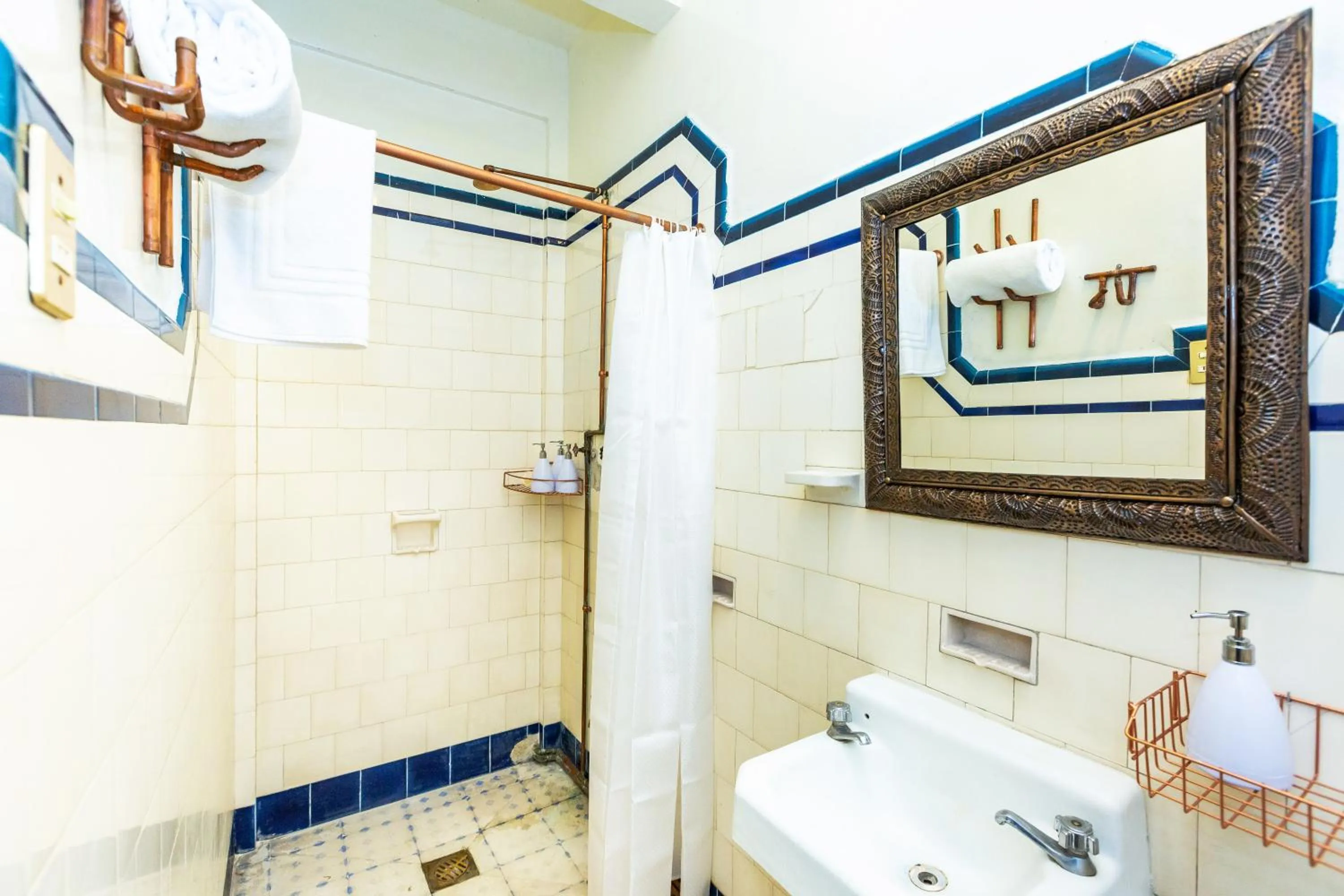 Shower in Mala Vecindad Beer Hotel