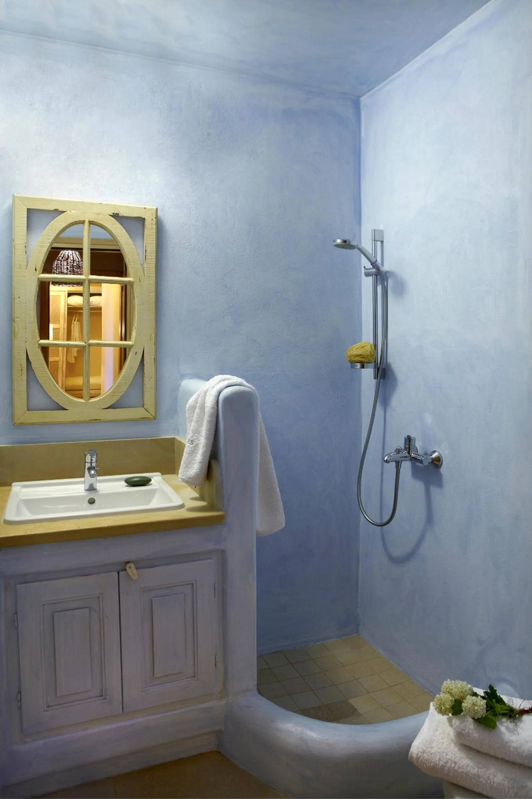 Shower in Diles & Rinies