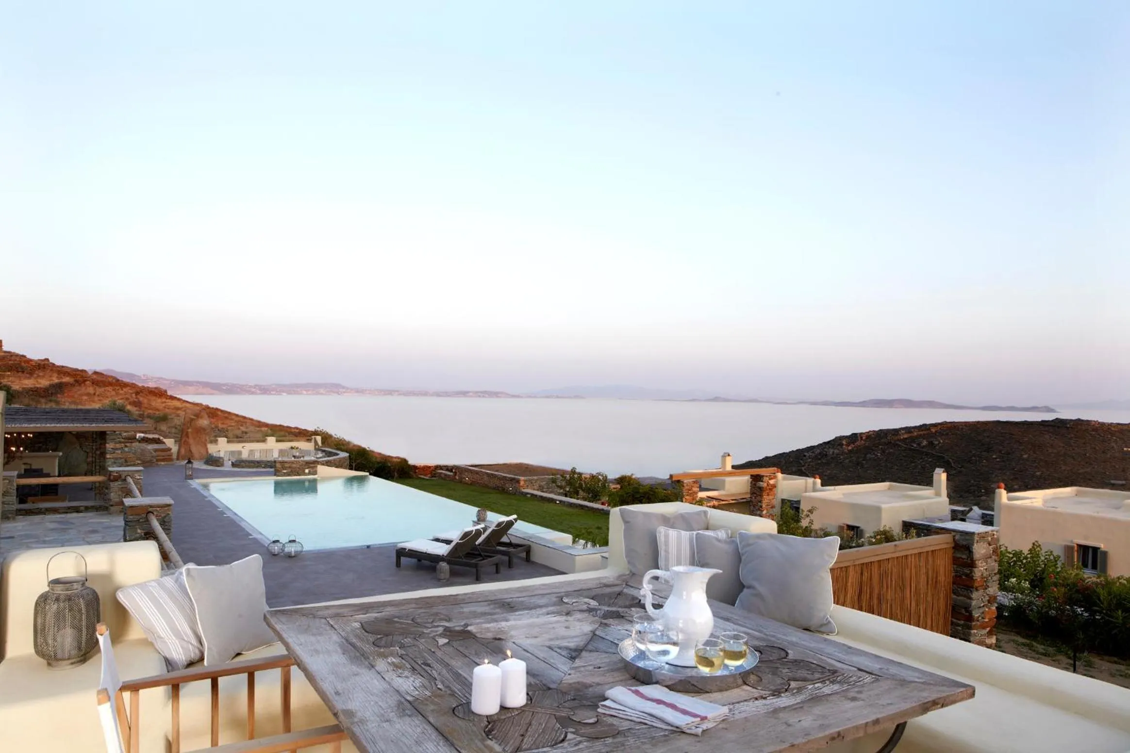 Pool view in Diles & Rinies