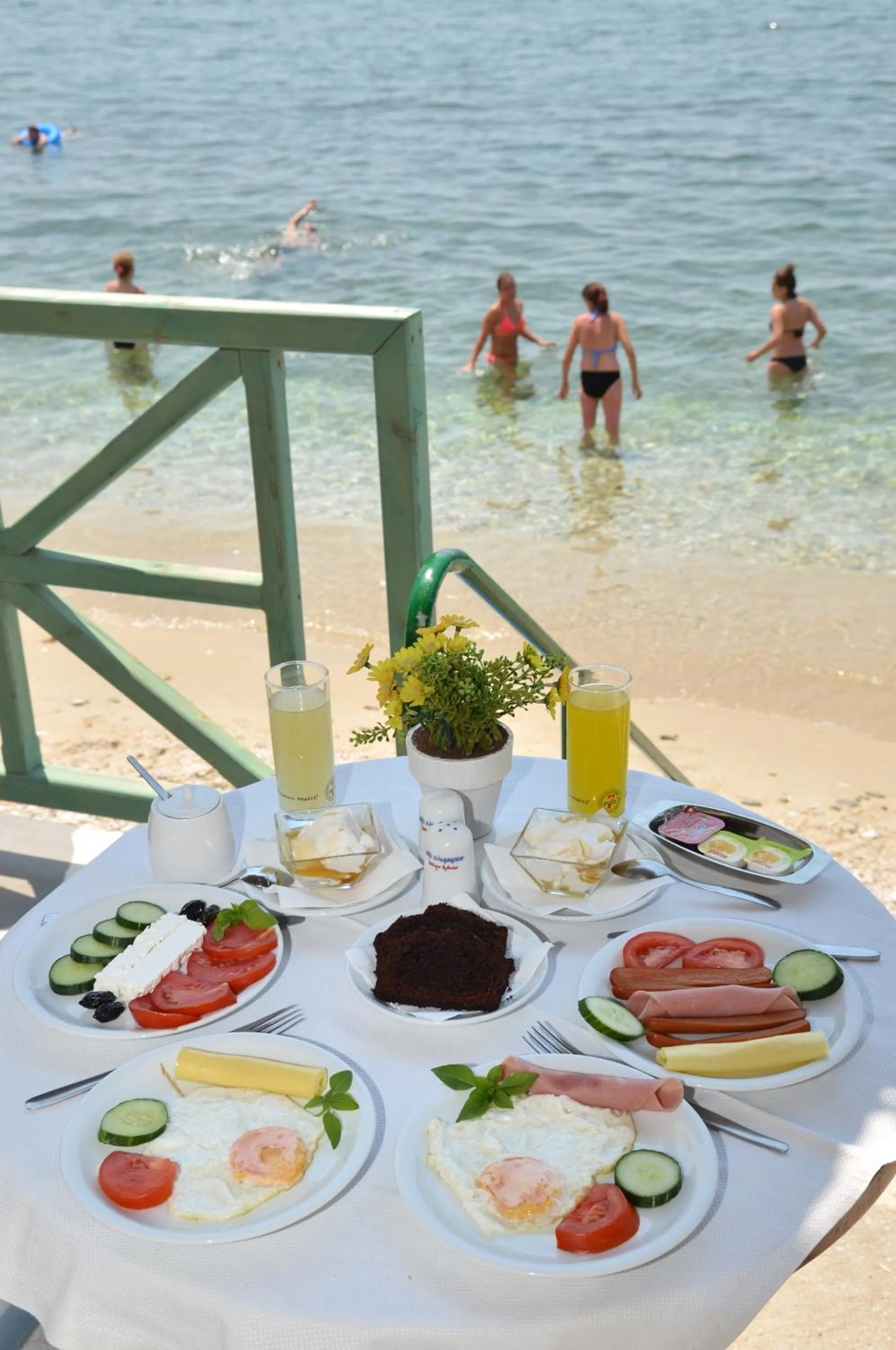 Restaurant/places to eat in Thalassies