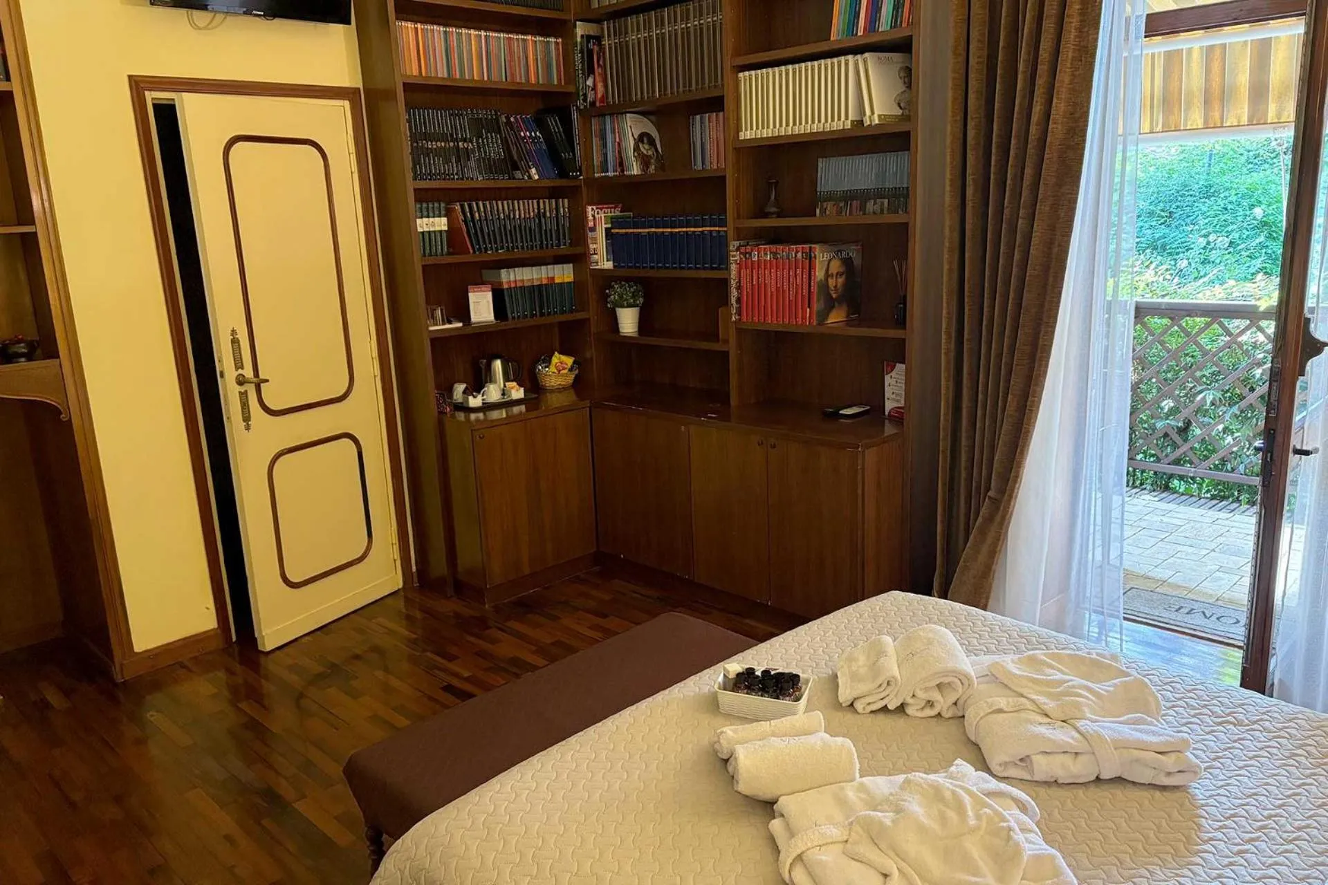 Photo of the whole room, Bed in Villa Albina
