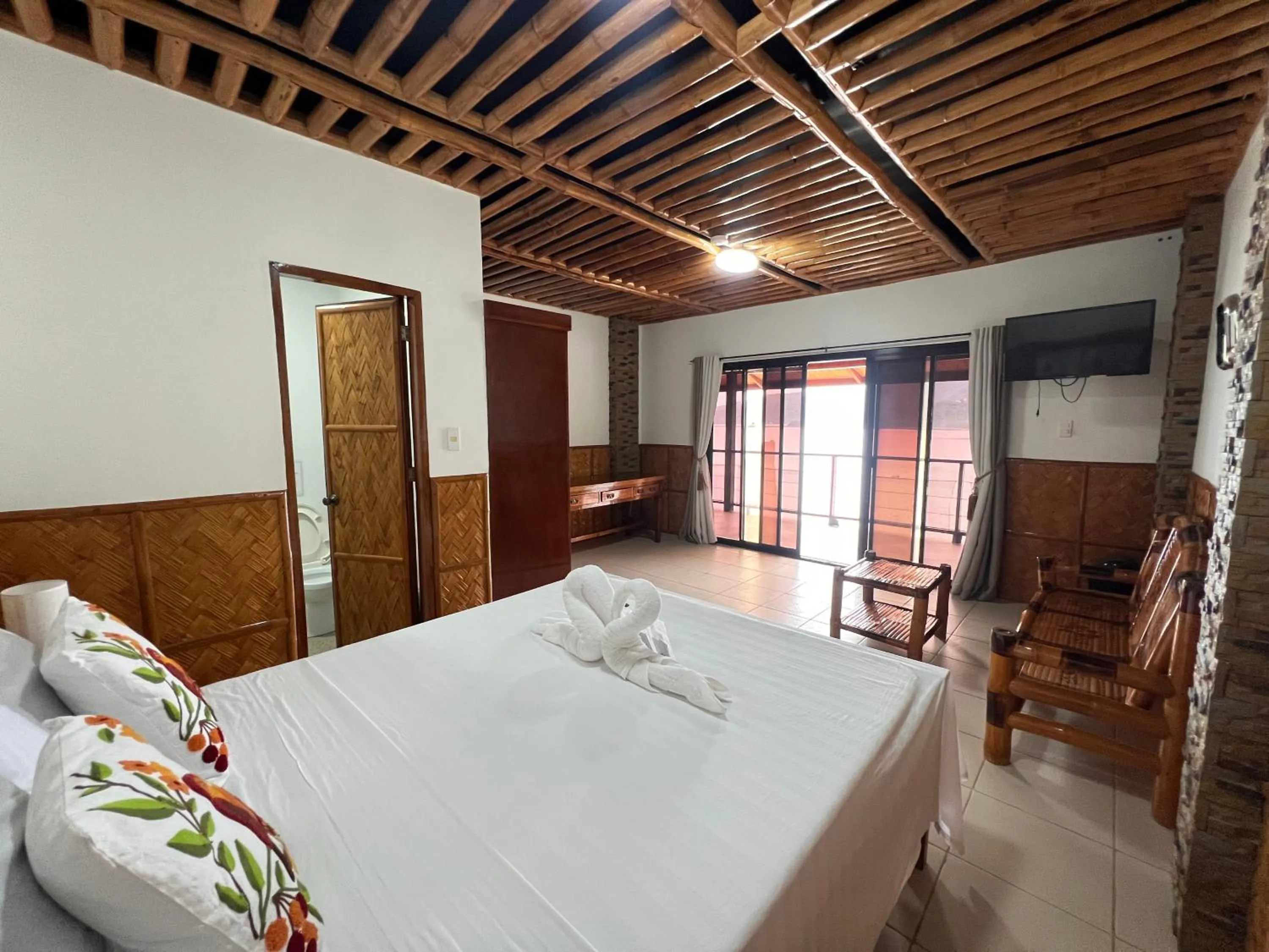 Bed in Villa de Pico Highland Beach Resort